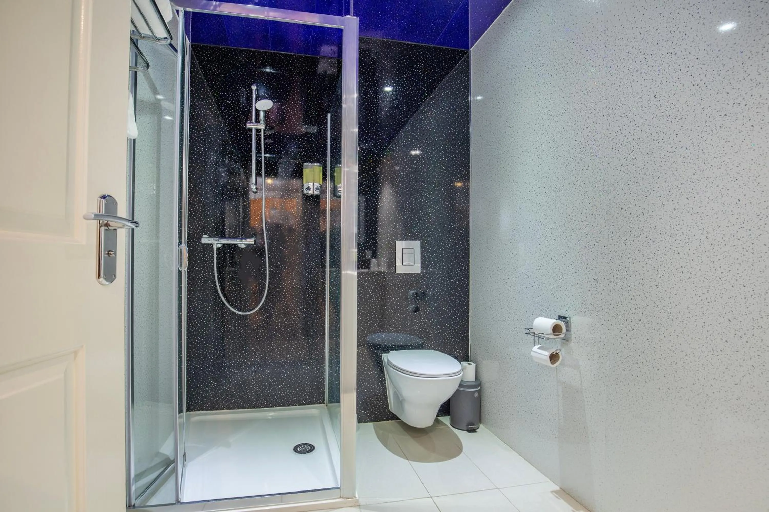 Shower in Marlborough Hotel