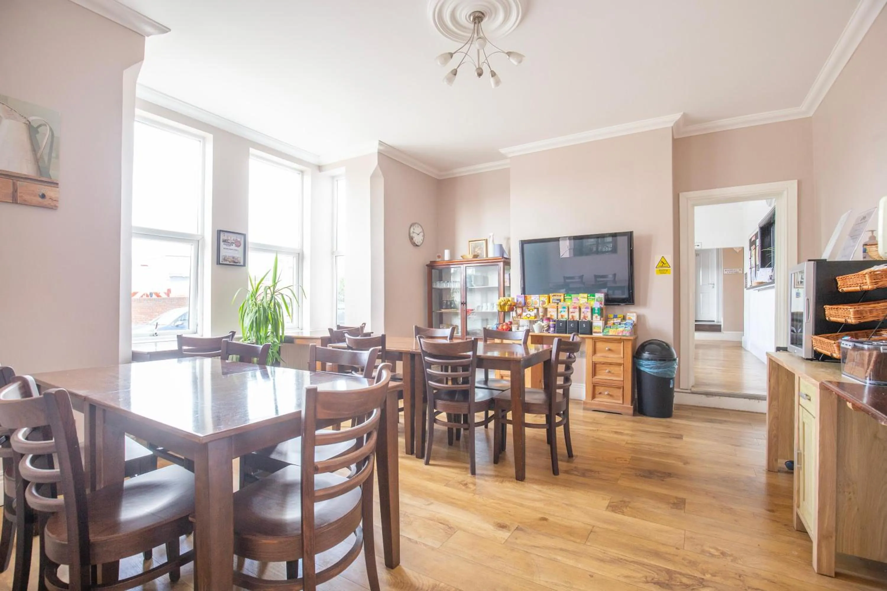 Communal lounge/ TV room in Marlborough Hotel