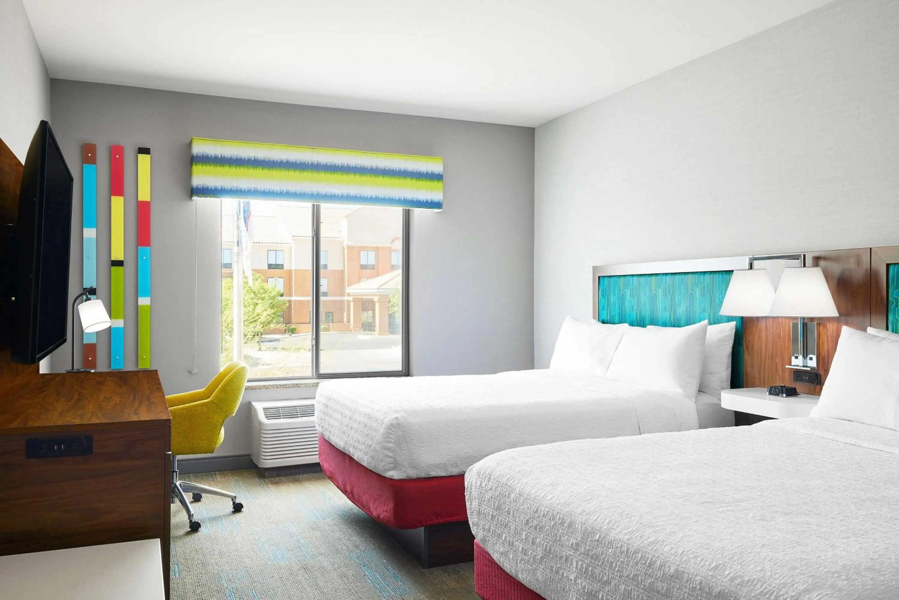 Bed in Hampton Inn & Suites Ridgecrest