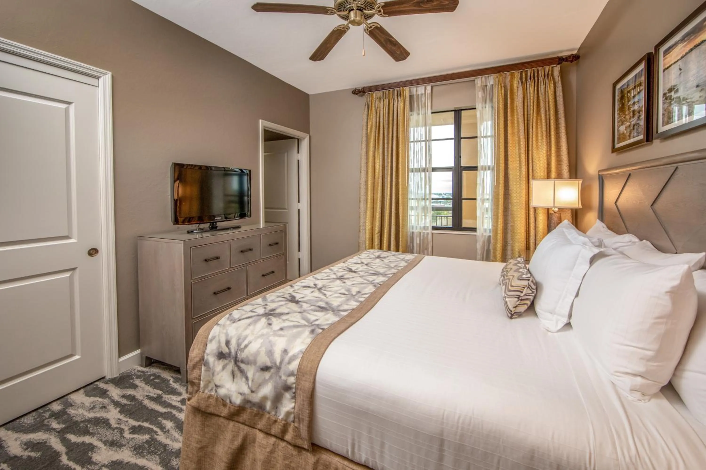 Photo of the whole room, Bed in Holiday Inn Club Vacations Sunset Cove Resort