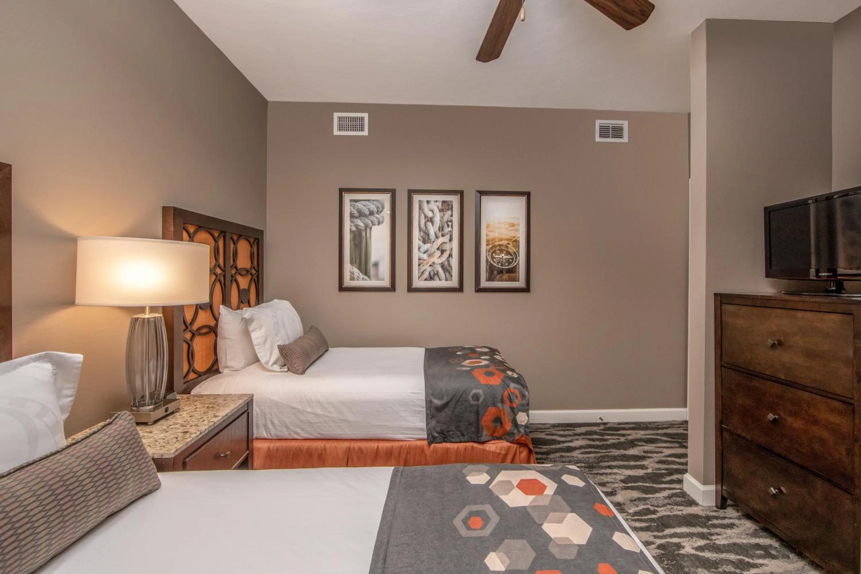 Photo of the whole room, Bed in Holiday Inn Club Vacations Sunset Cove Resort