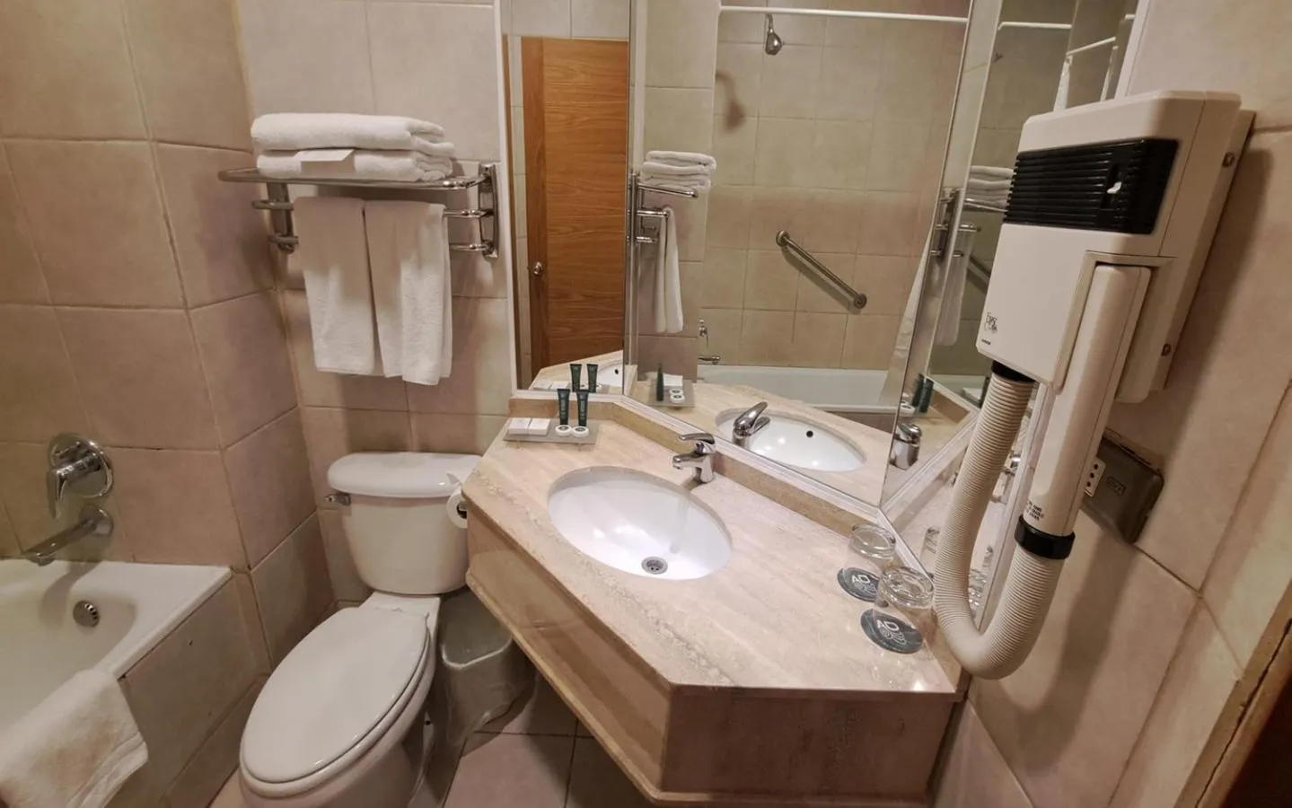 Bathroom in Hotel Diego de Almagro Los Angeles