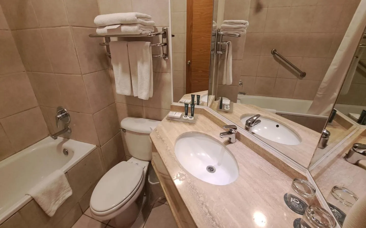 Bathroom in Hotel Diego de Almagro Los Angeles