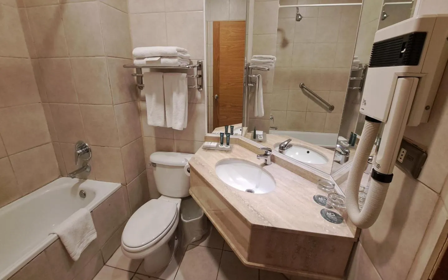 Bathroom in Hotel Diego de Almagro Los Angeles