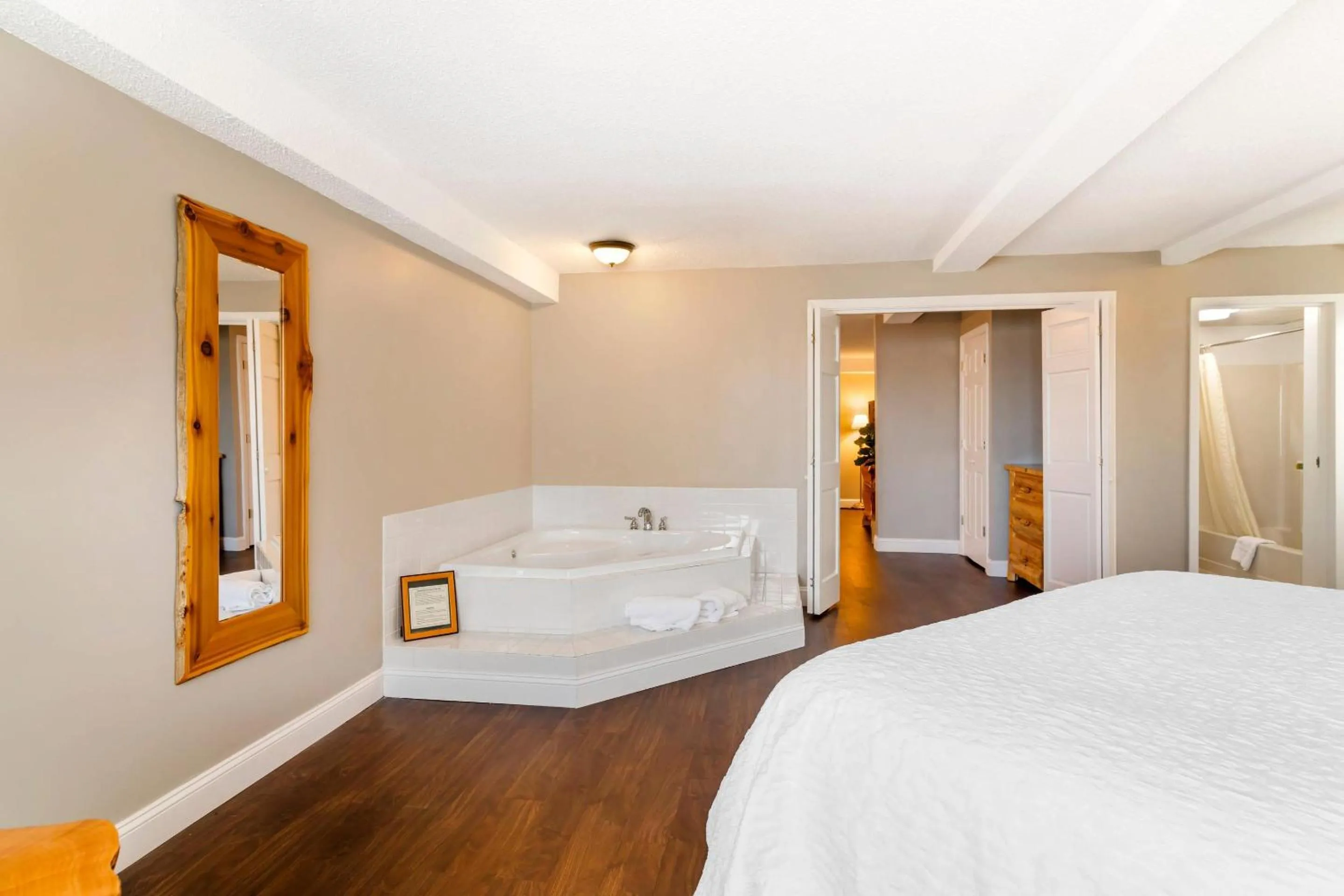 Bedroom, Bed in Black Bear Inn, an Ascend Collection Hotel