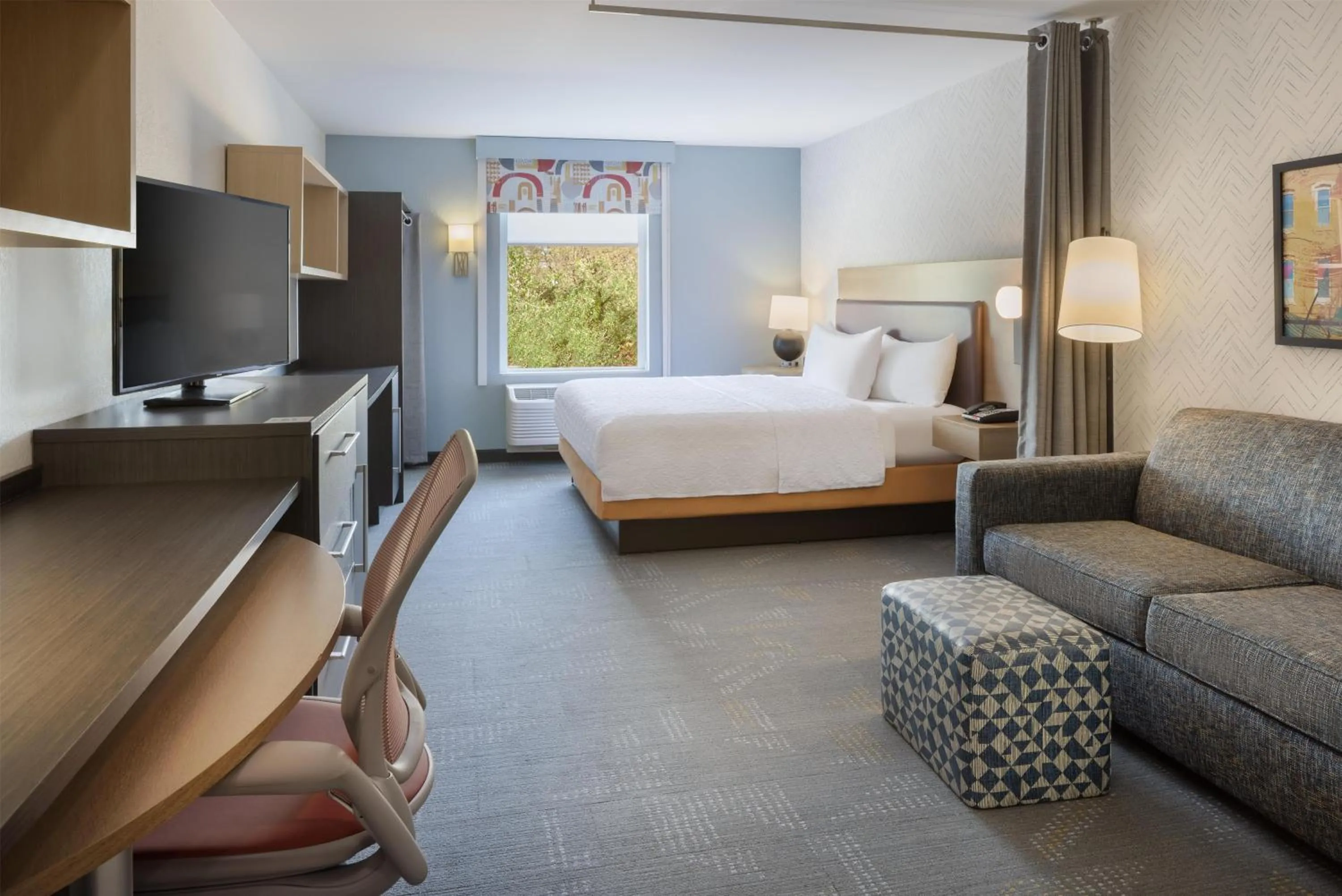 Living room, Bed in Home 2 Suites By Hilton Jackson