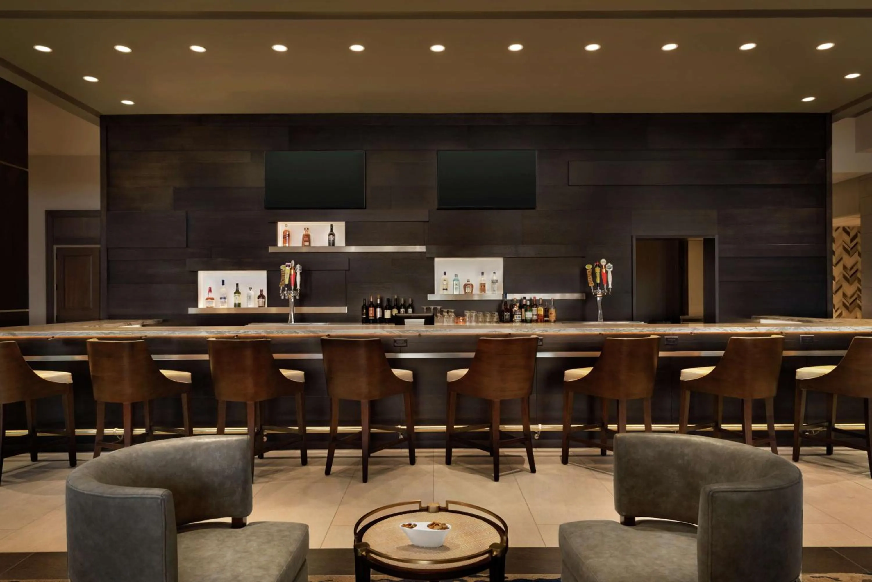 Lounge or bar in Embassy Suites By Hilton Syracuse Destiny USA