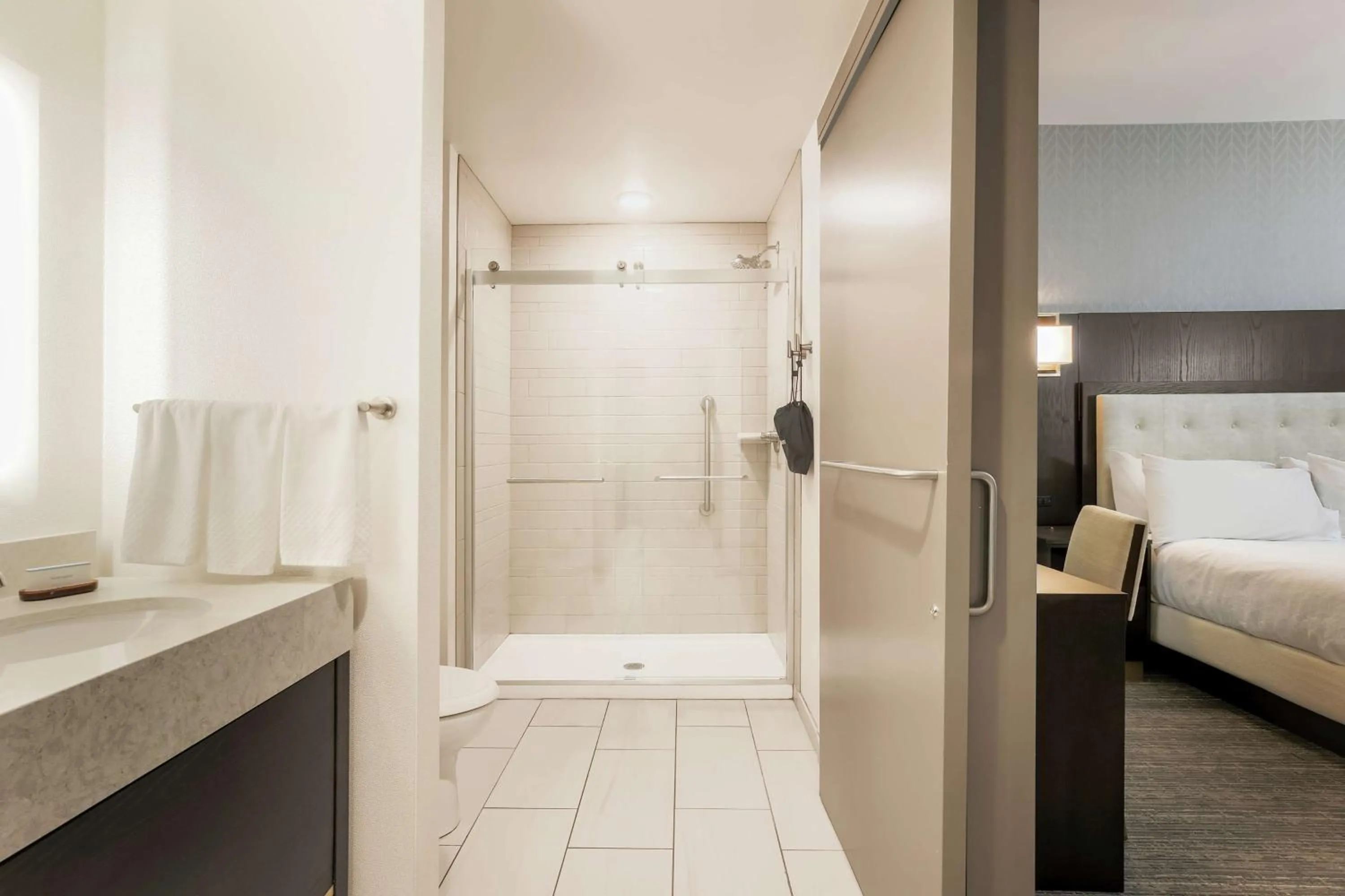 Bathroom, Bed in Embassy Suites By Hilton Syracuse Destiny USA