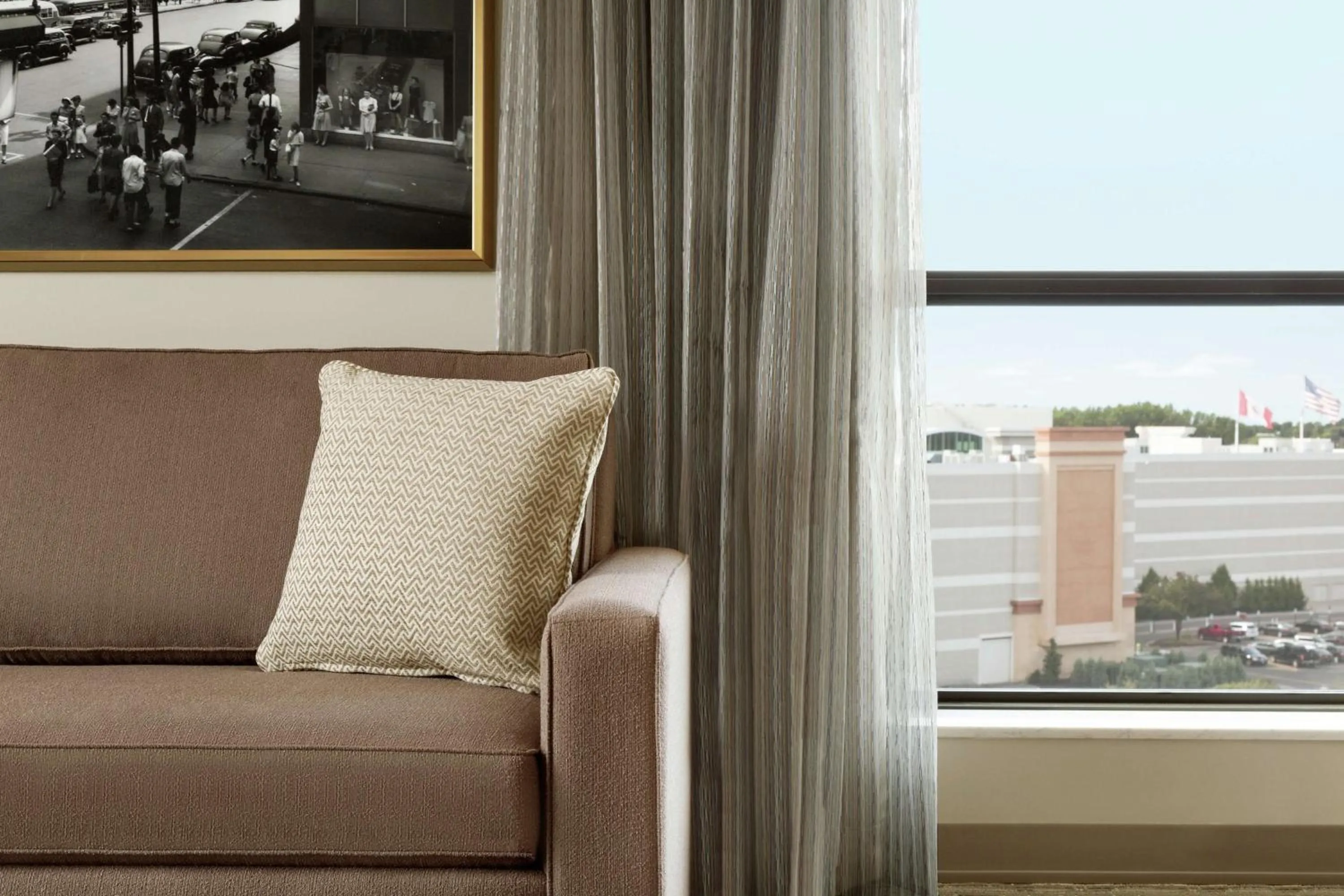 Living room in Embassy Suites By Hilton Syracuse Destiny USA