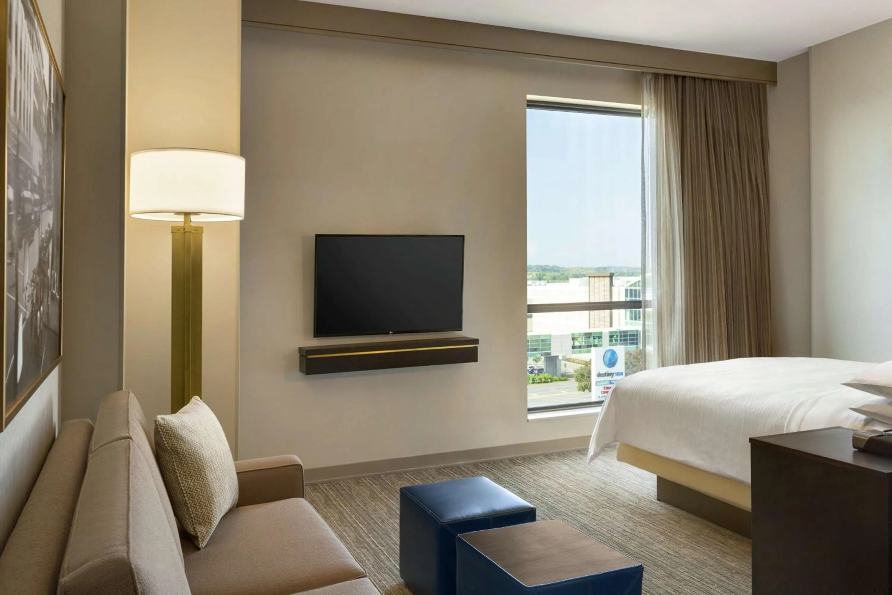 Bedroom, Bed in Embassy Suites By Hilton Syracuse Destiny USA