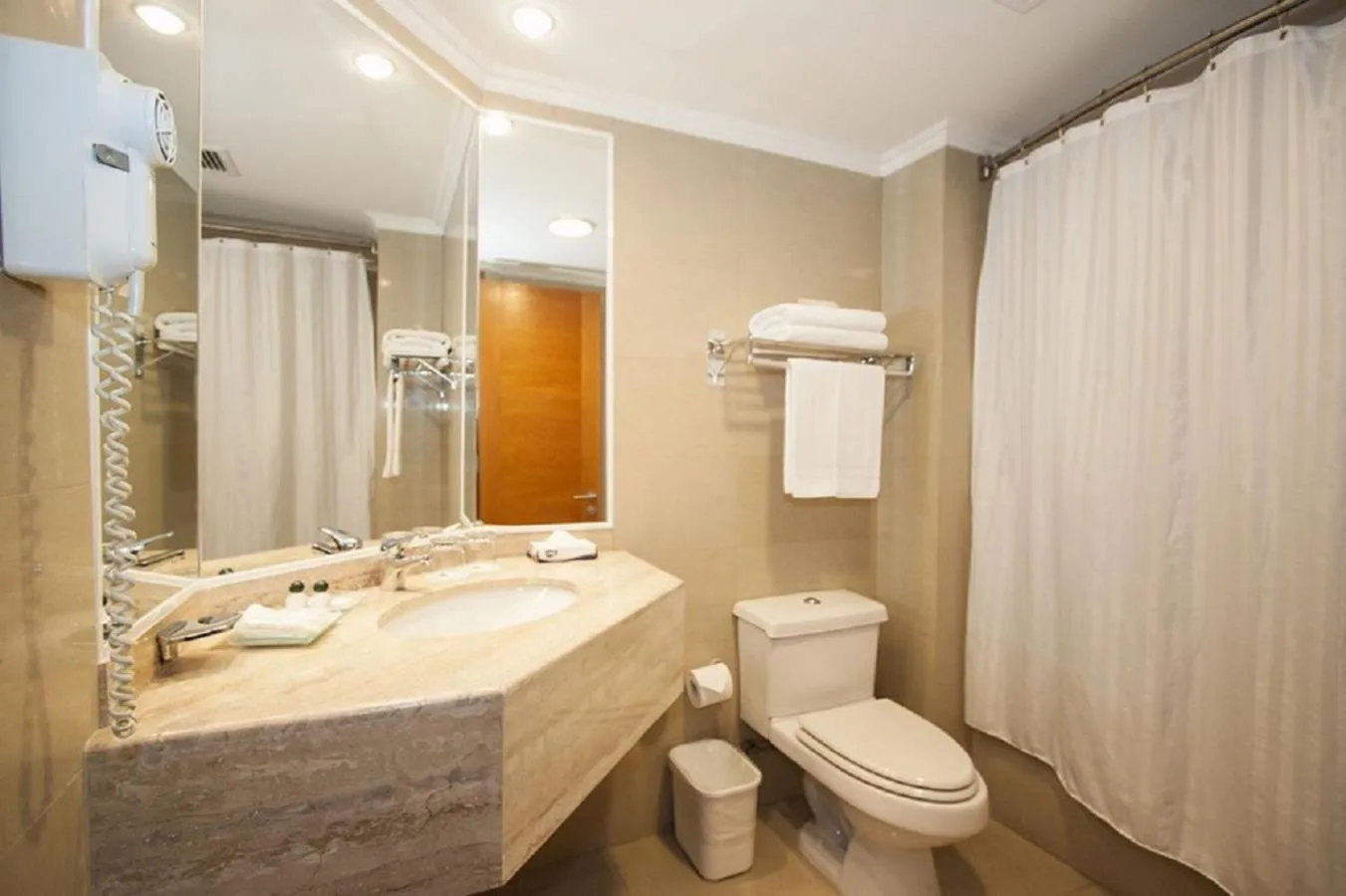 Toilet in Hotel Diego de Almagro Valparaíso