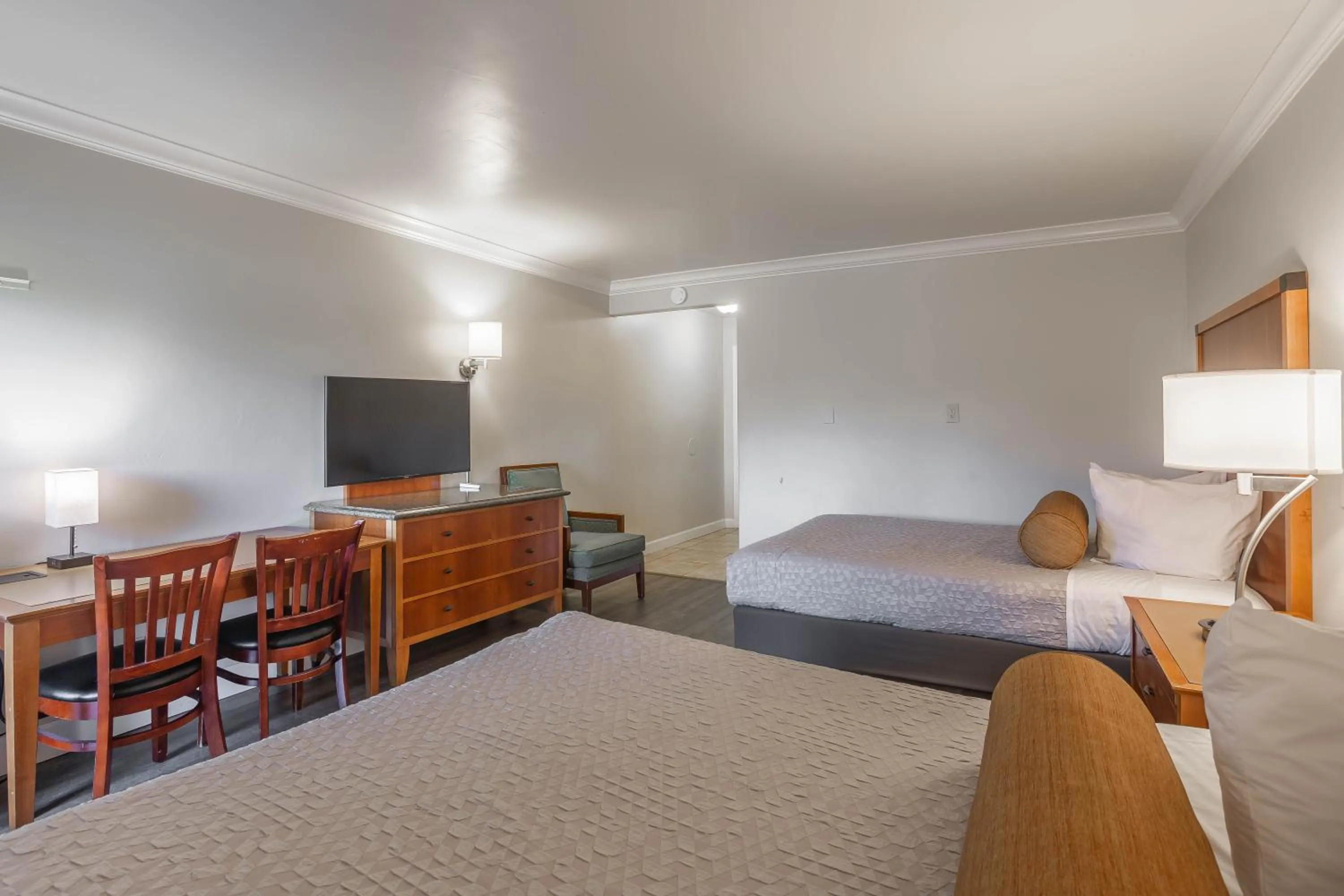 Bedroom, Bed in Aloha Inn