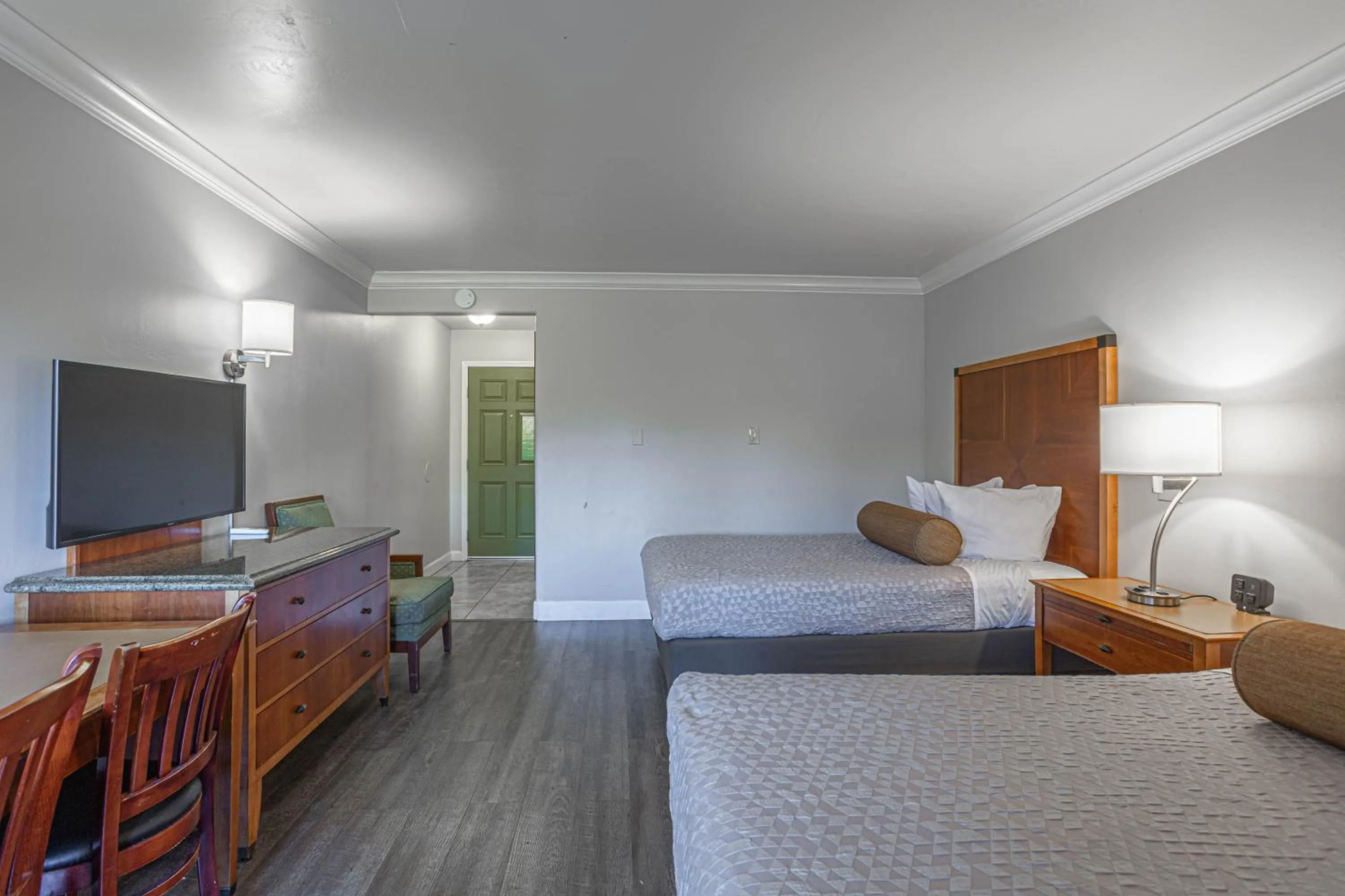 Bedroom, Bed in Aloha Inn