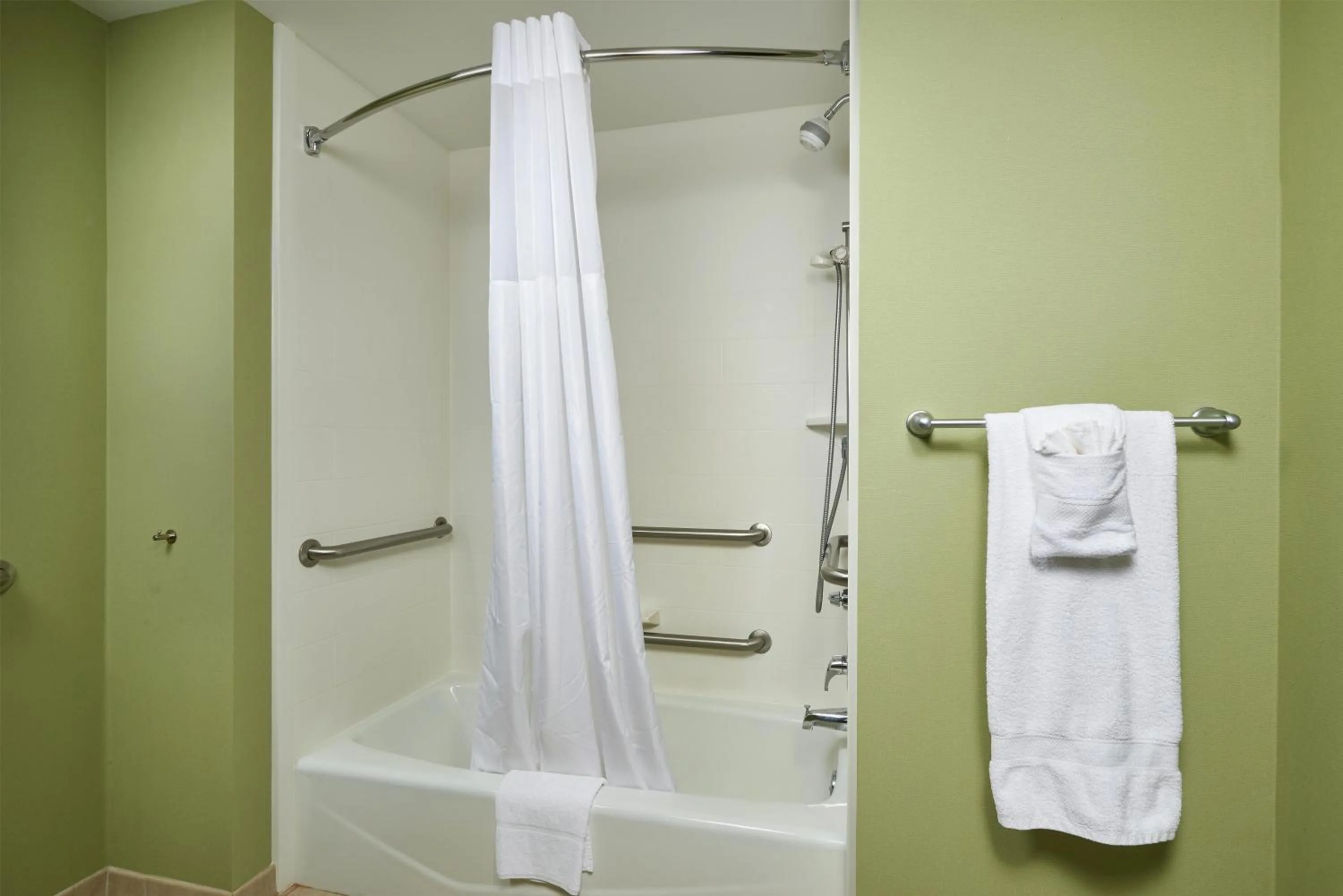 Bathroom in Hampton Inn Bermuda Run / Advance