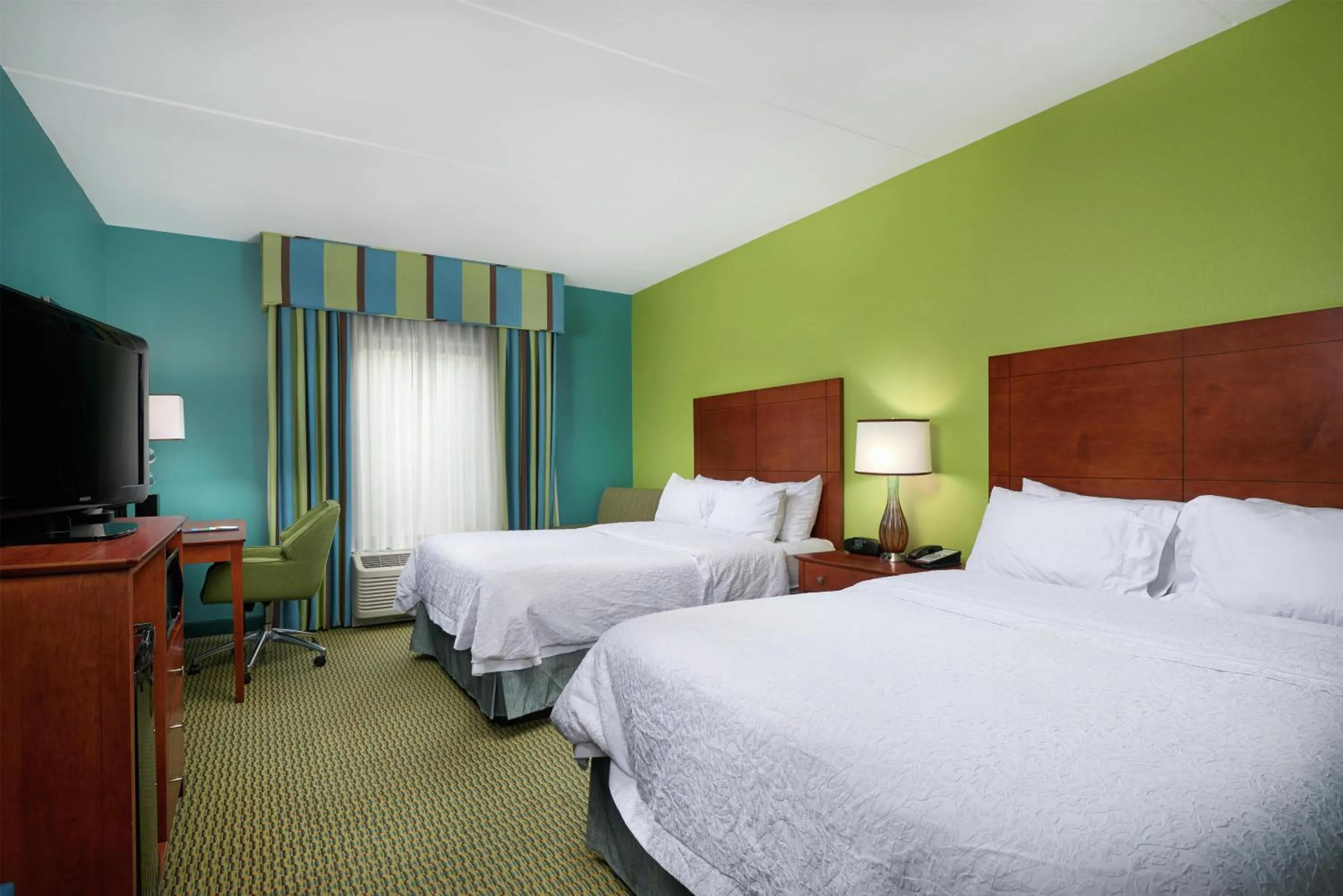 Bedroom, Bed in Hampton Inn Bermuda Run / Advance