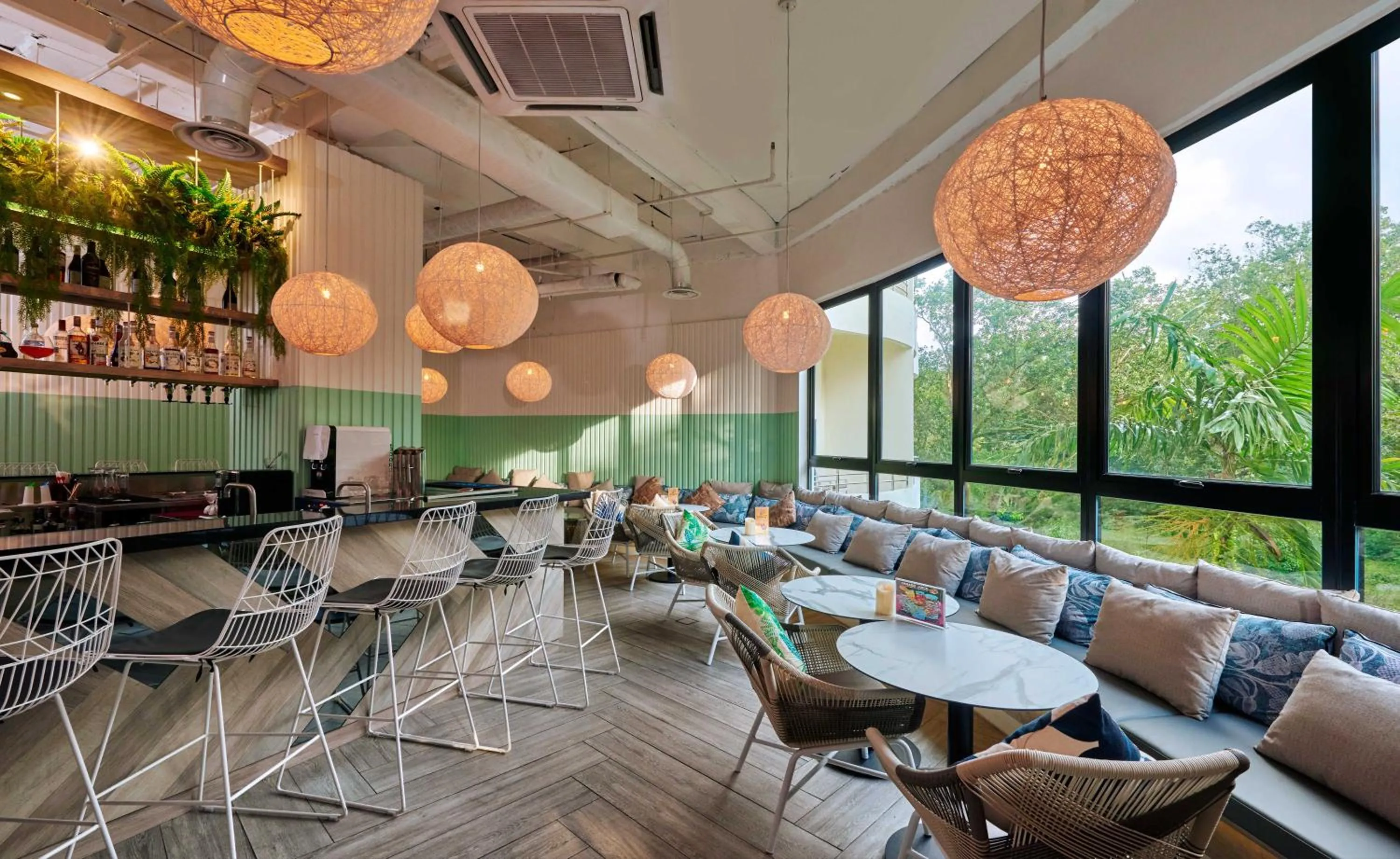 Lounge or bar in Swiss-Grand Beach Resort Kuantan