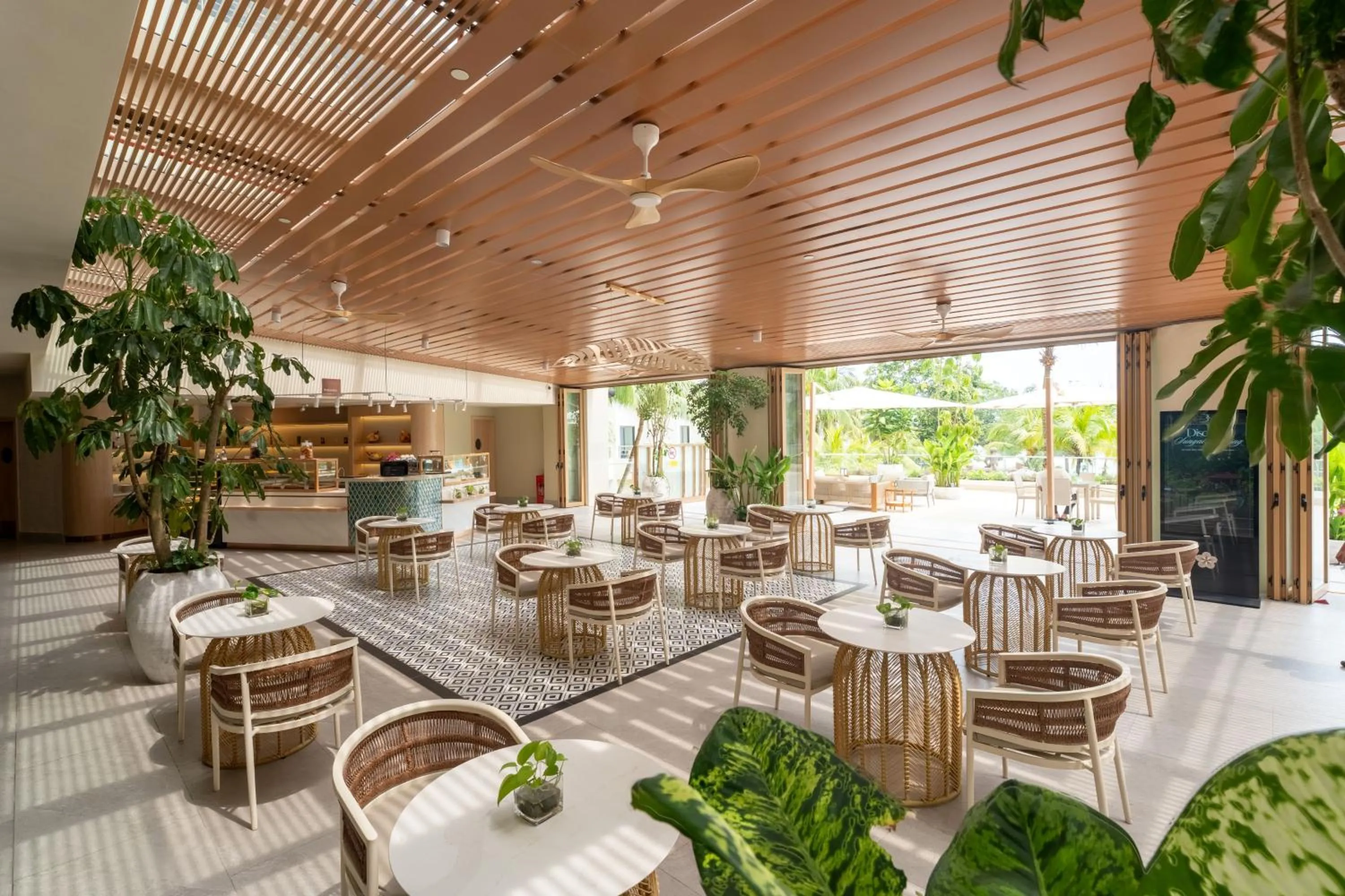 Restaurant/places to eat in Swiss-Grand Beach Resort Kuantan