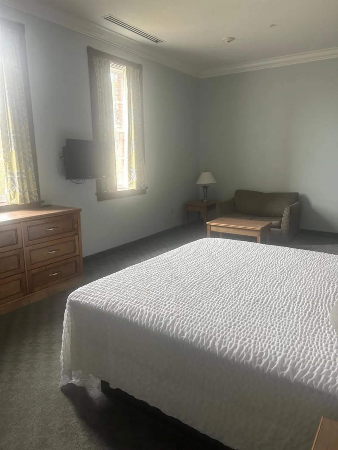 Bed in Harbor House Inn