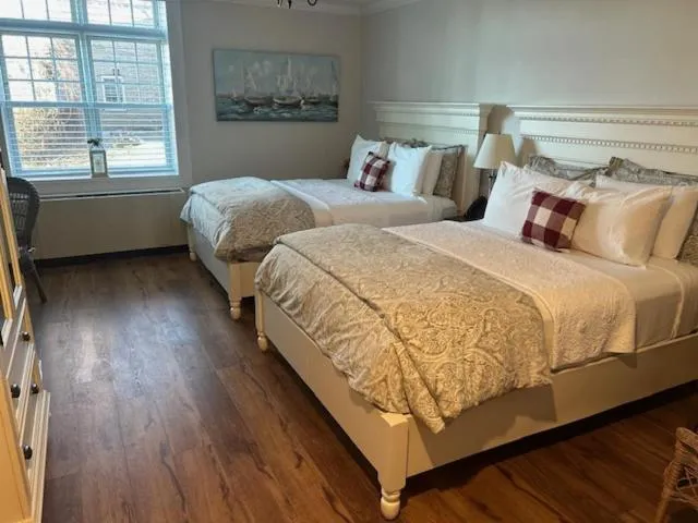Bed in Harbor House Inn