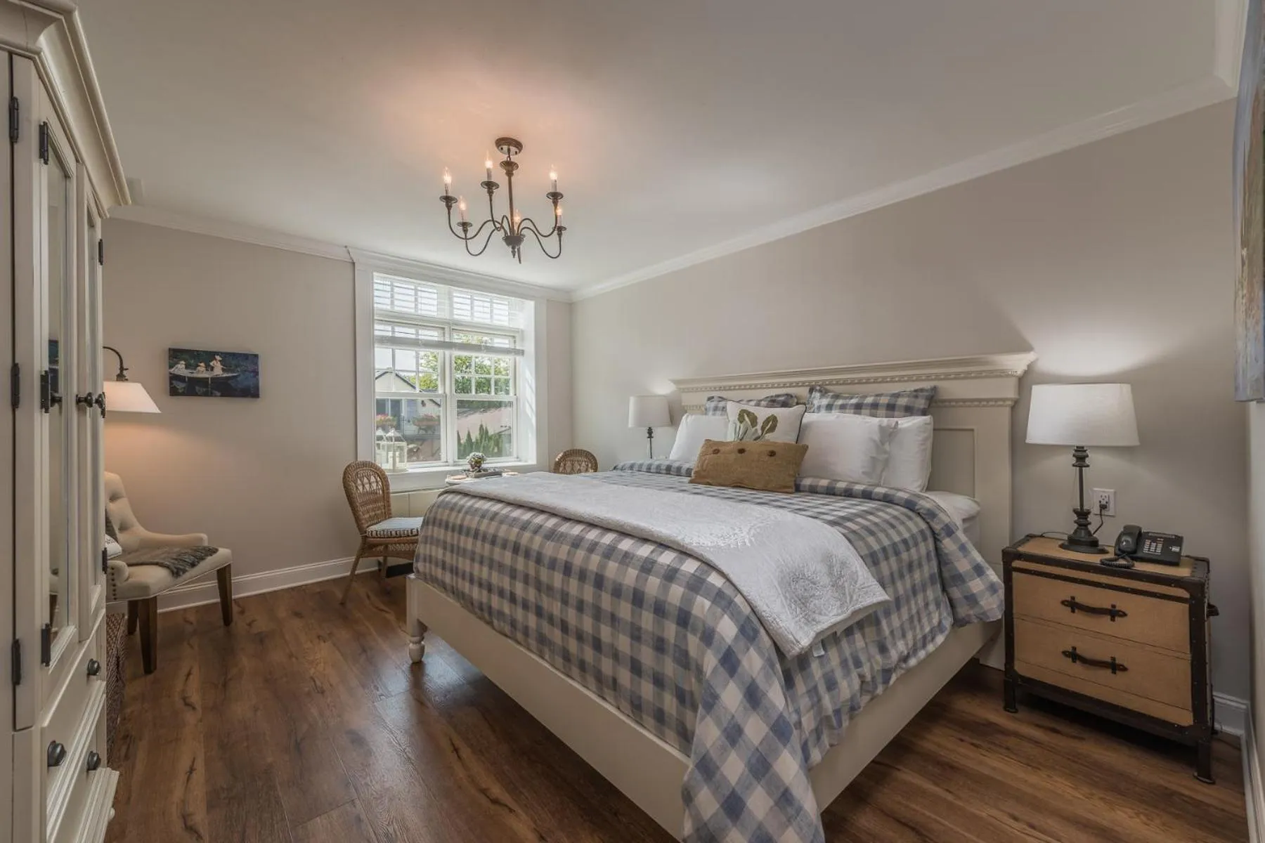 Bed in Harbor House Inn