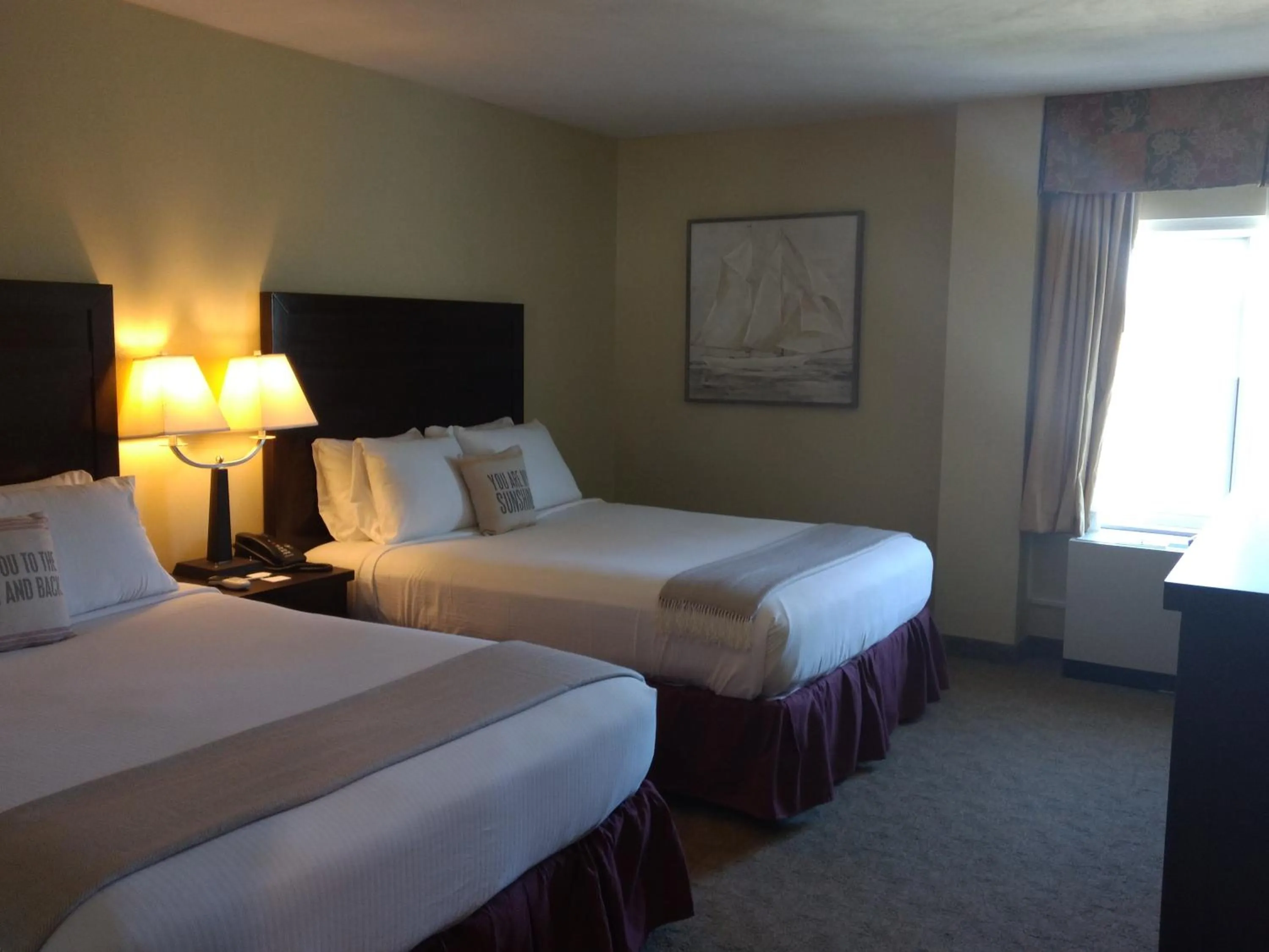 Bed in Harbor House Inn