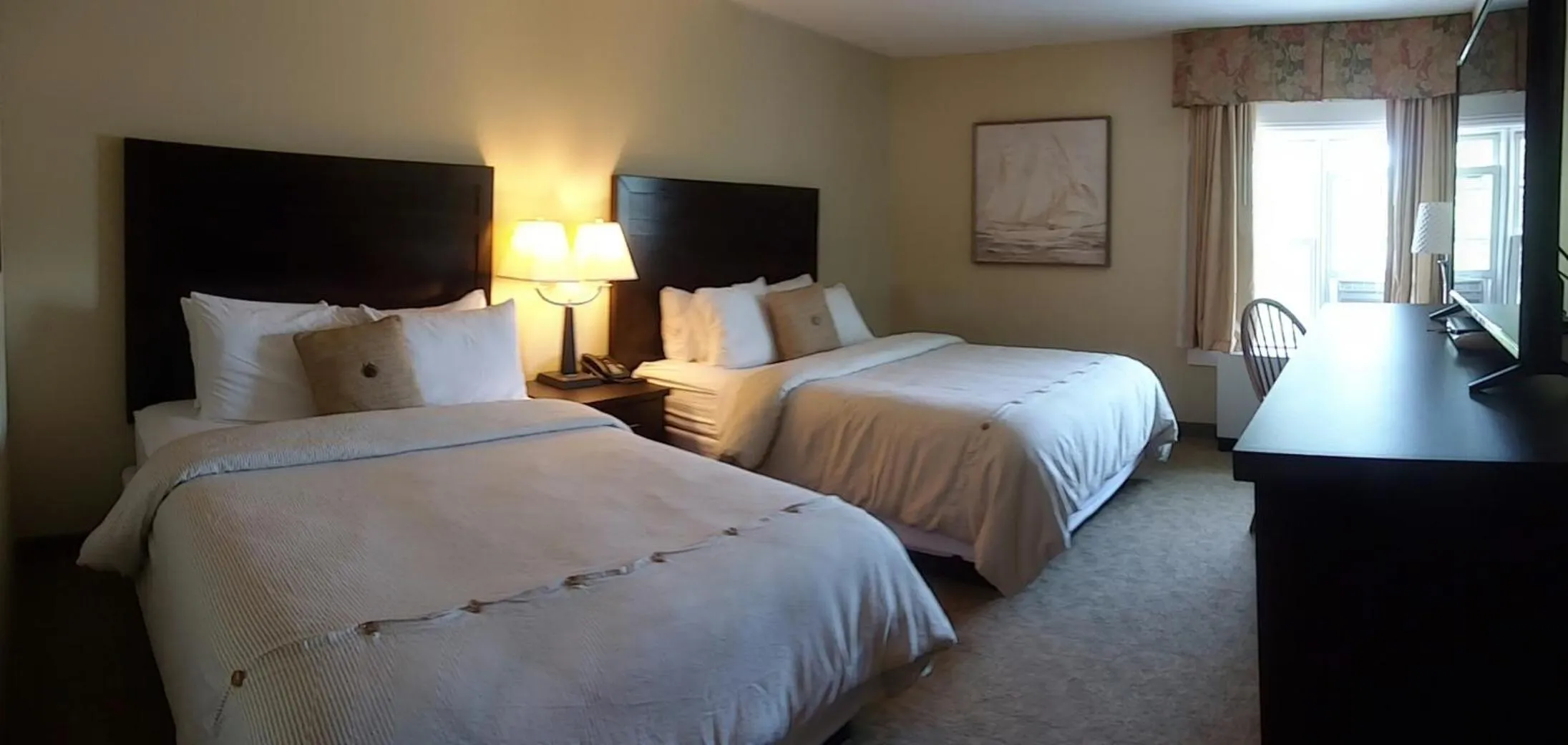 Bed in Harbor House Inn