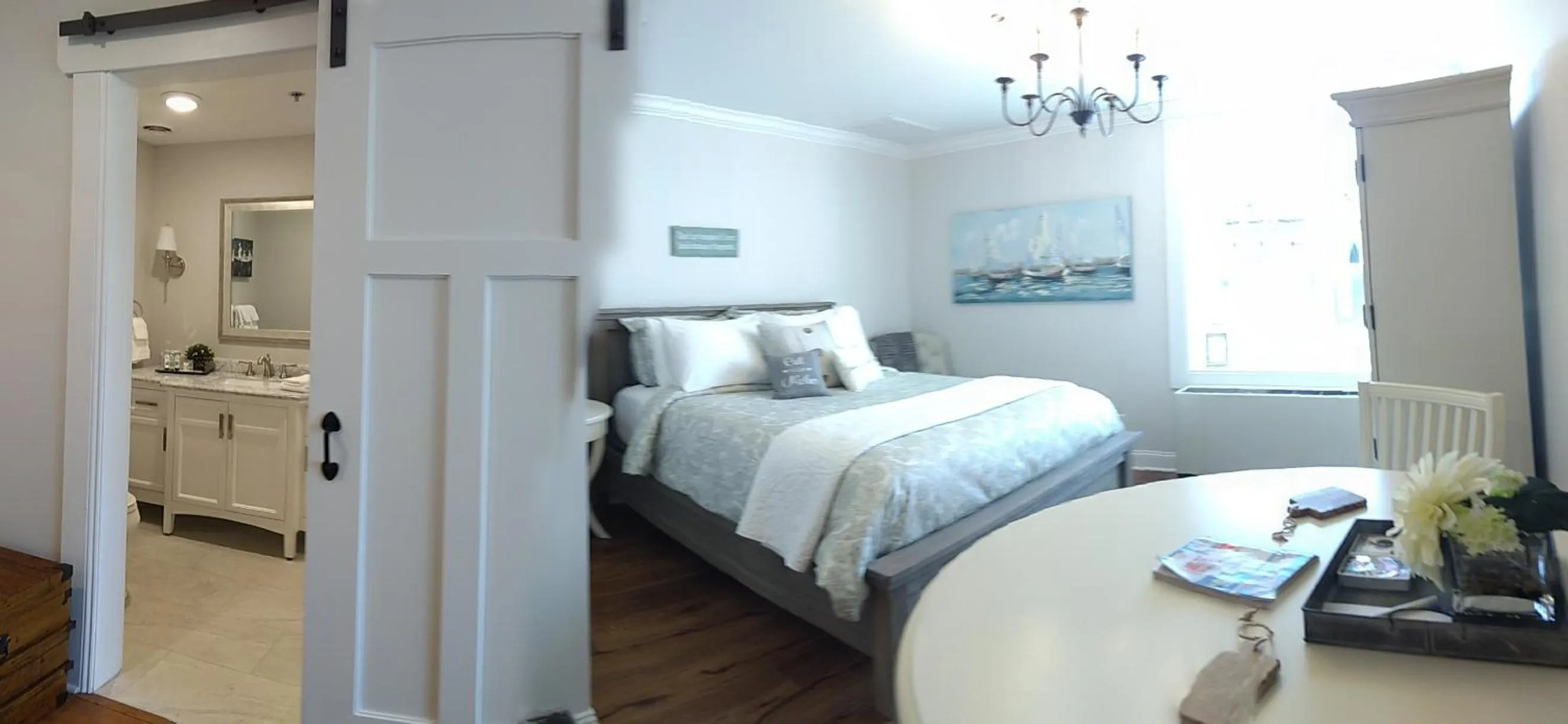 Bed in Harbor House Inn