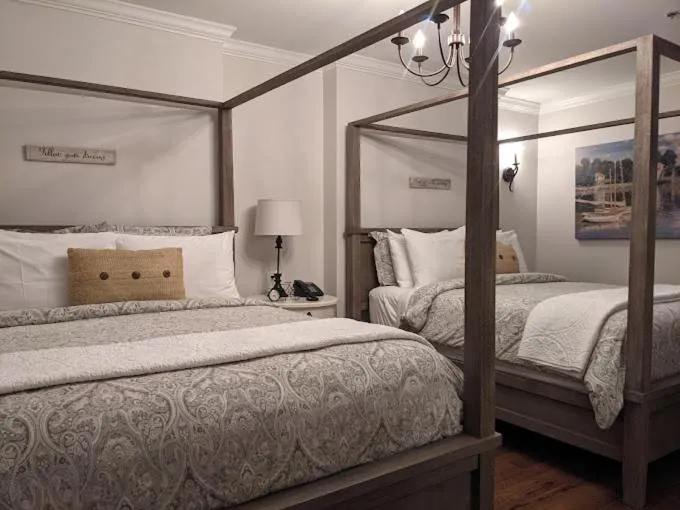 Bed in Harbor House Inn