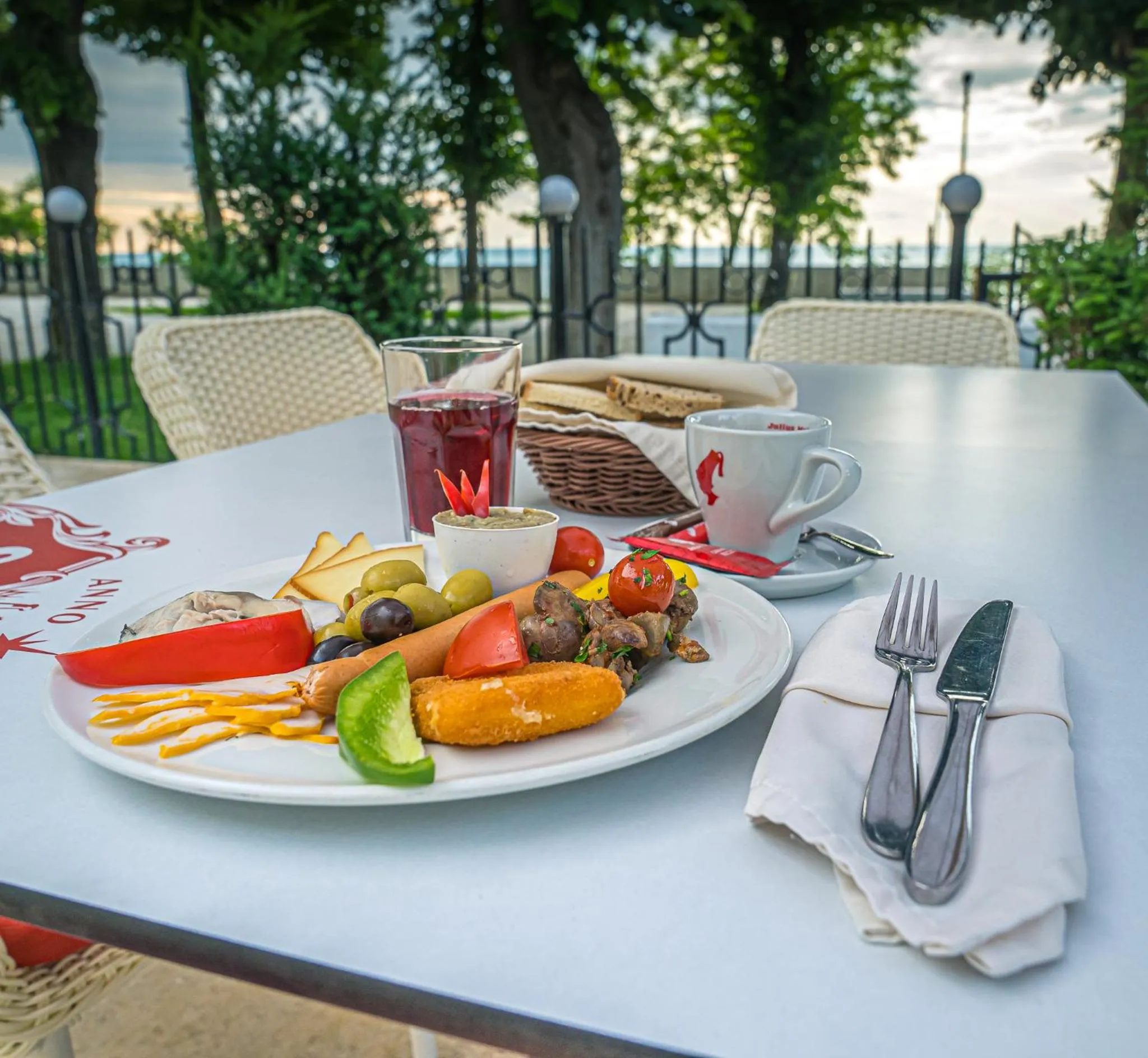 Buffet breakfast in Mera Brise