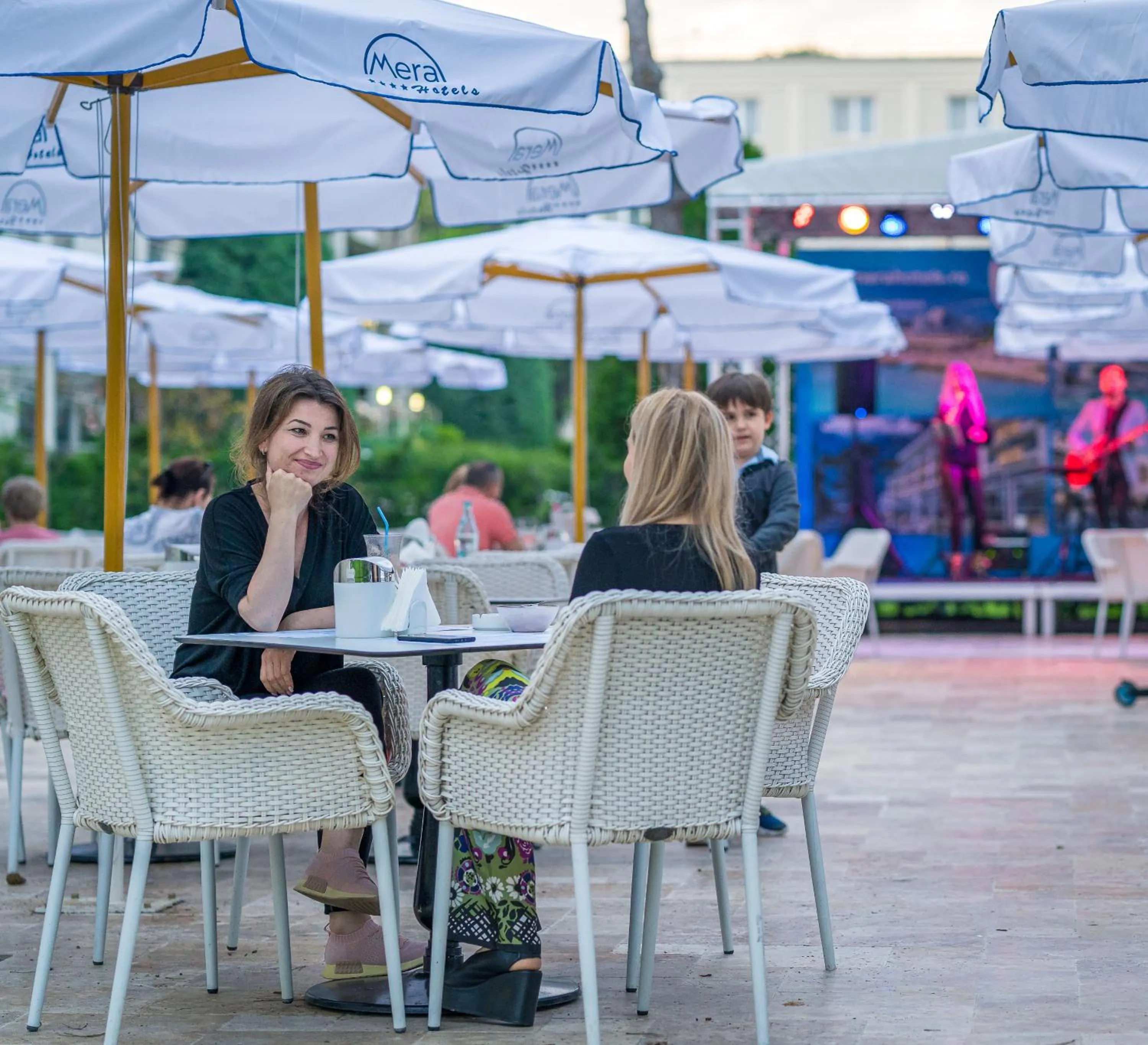 Restaurant/places to eat in Mera Brise