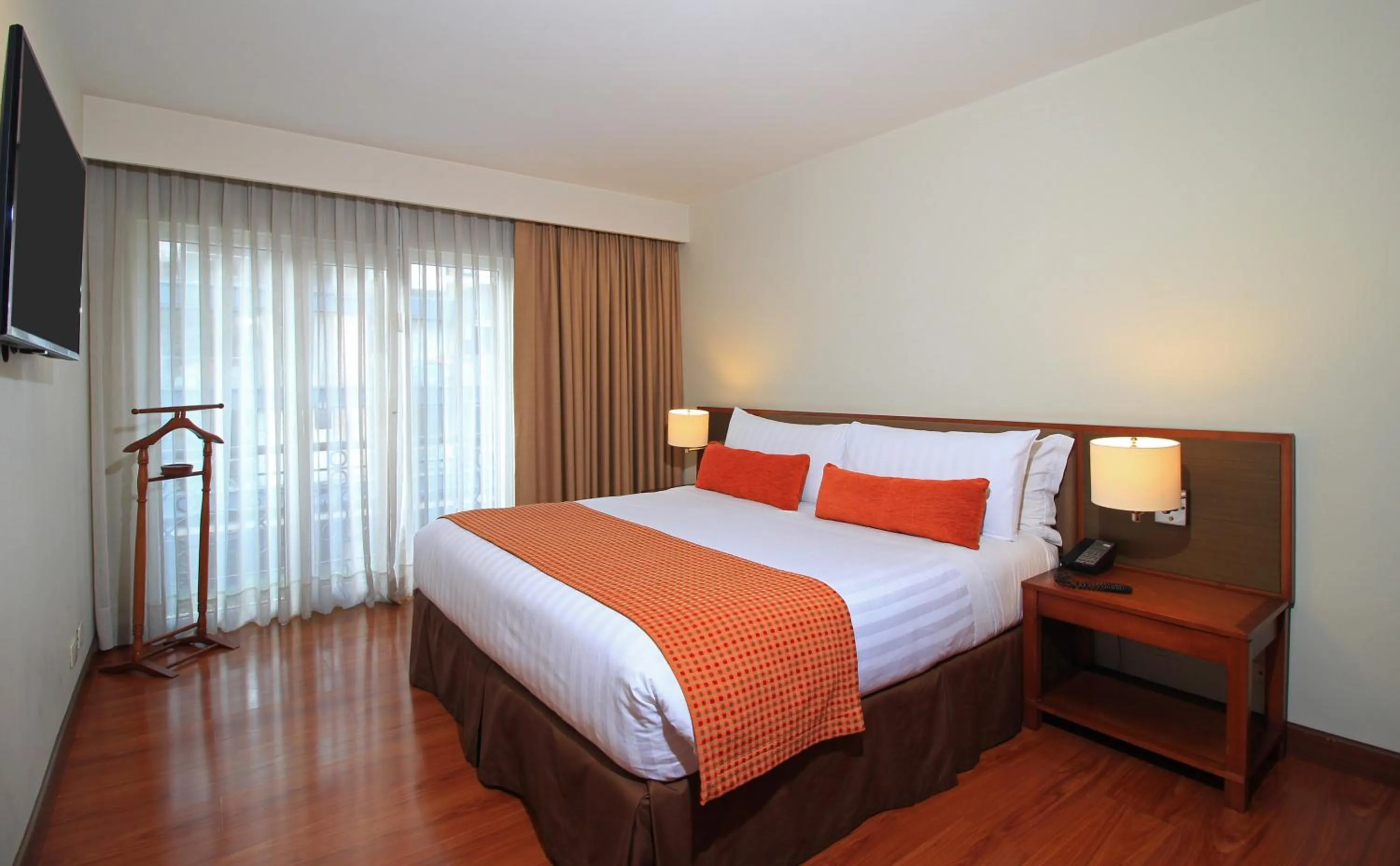 Bed in Hotel Windsor House Inn By GEH Suites