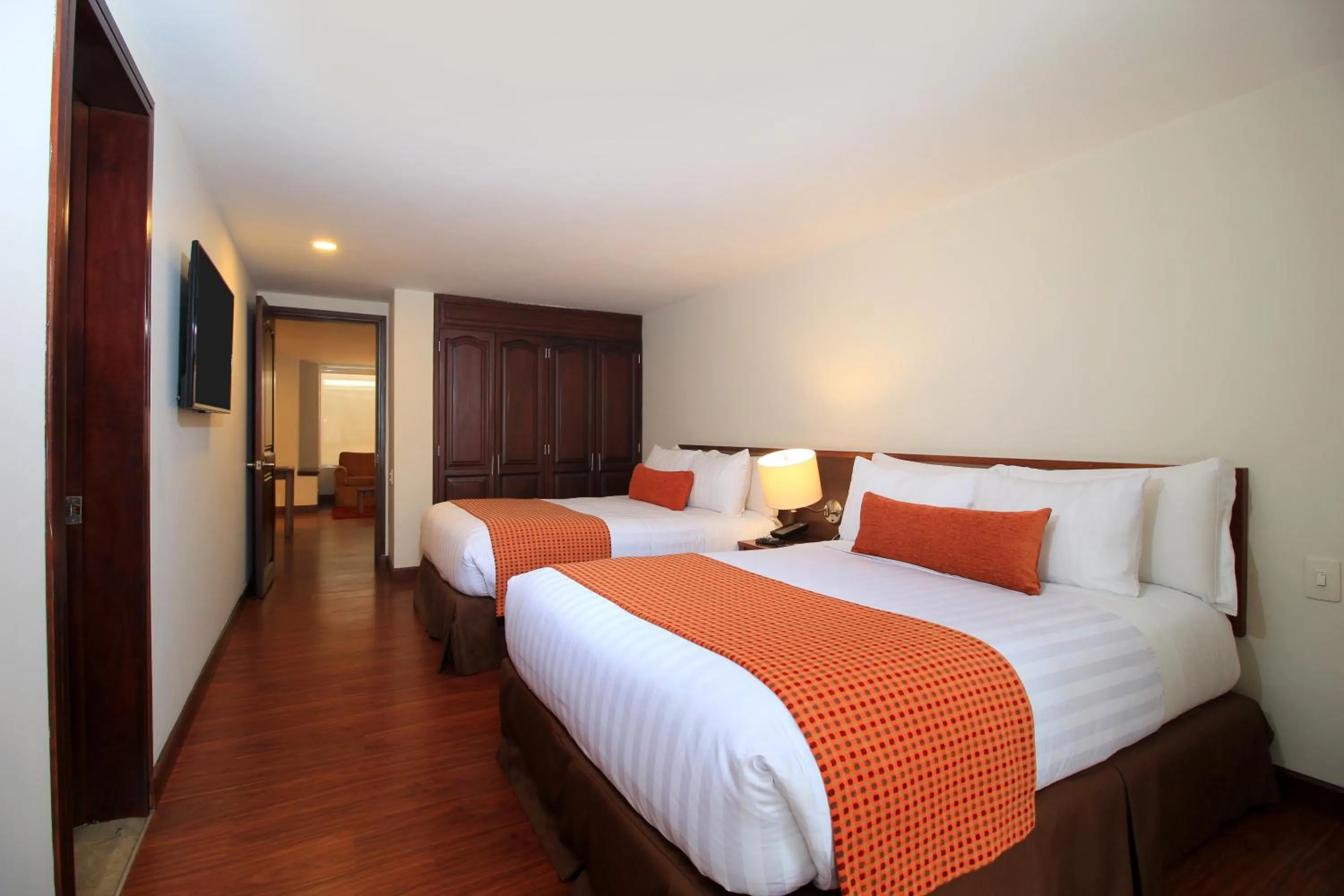 Bed in Hotel Windsor House Inn By GEH Suites