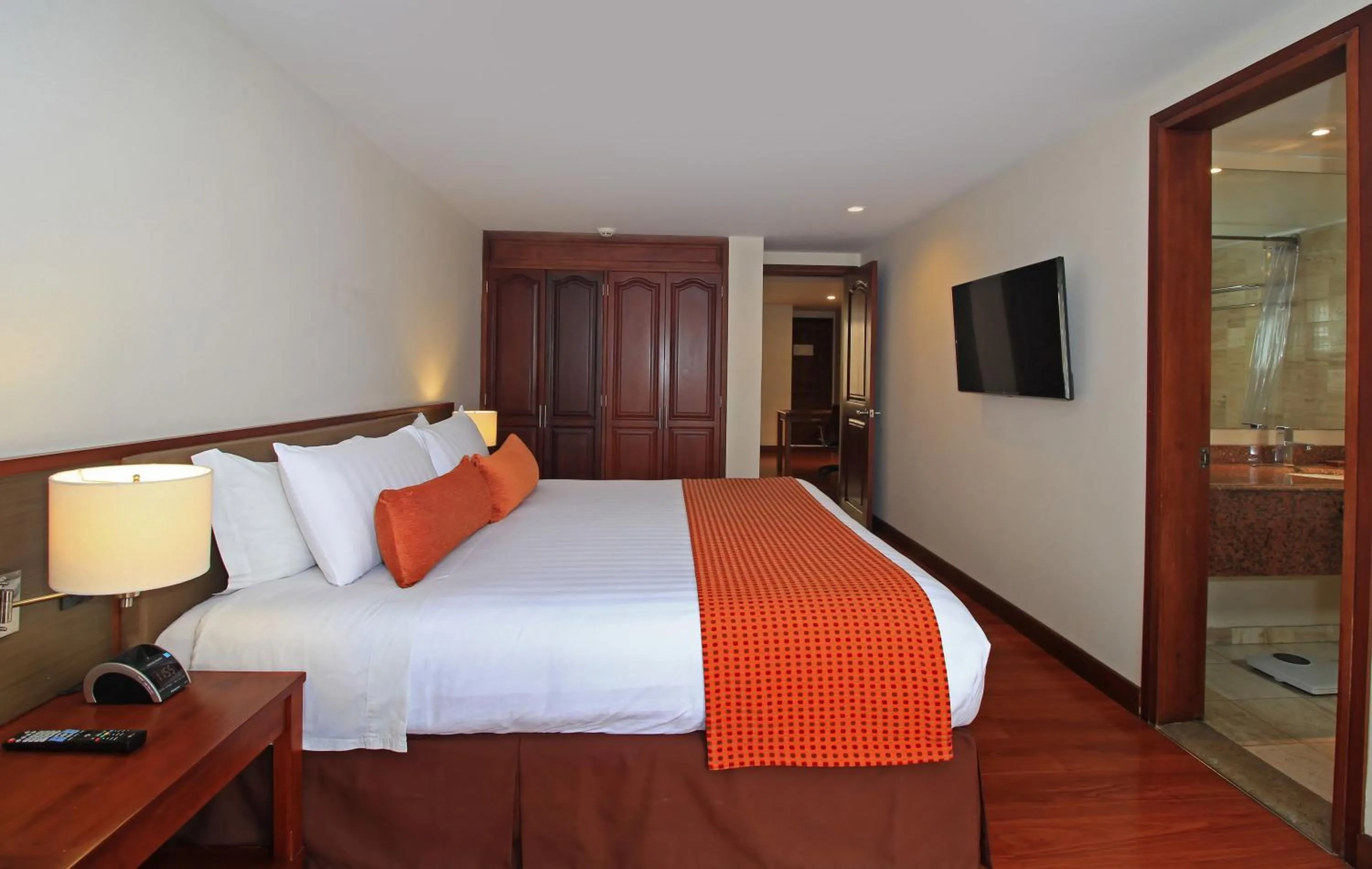 Bed in Hotel Windsor House Inn By GEH Suites