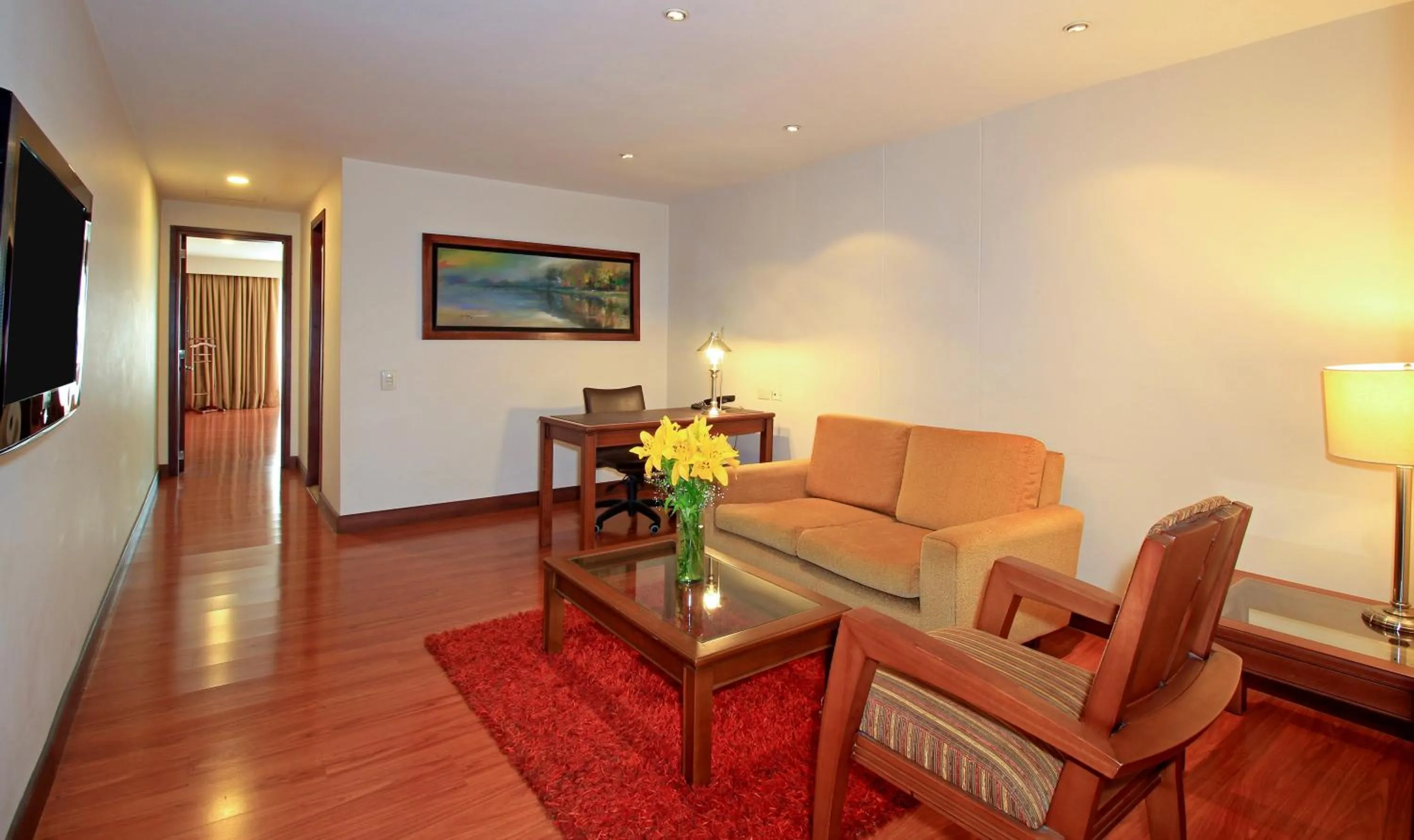 TV and multimedia in Hotel Windsor House Inn By GEH Suites