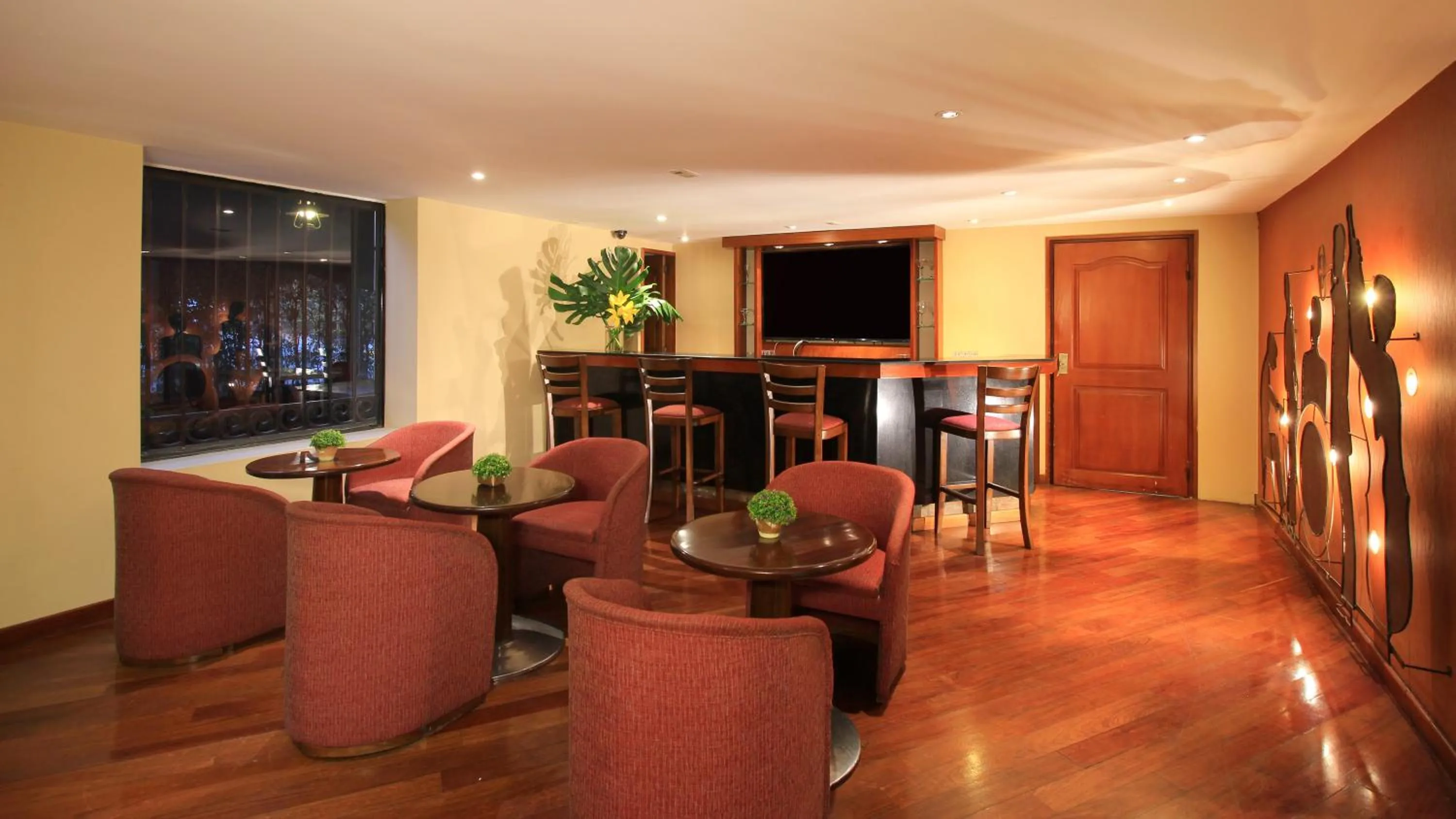 Lounge or bar in Hotel Windsor House Inn By GEH Suites