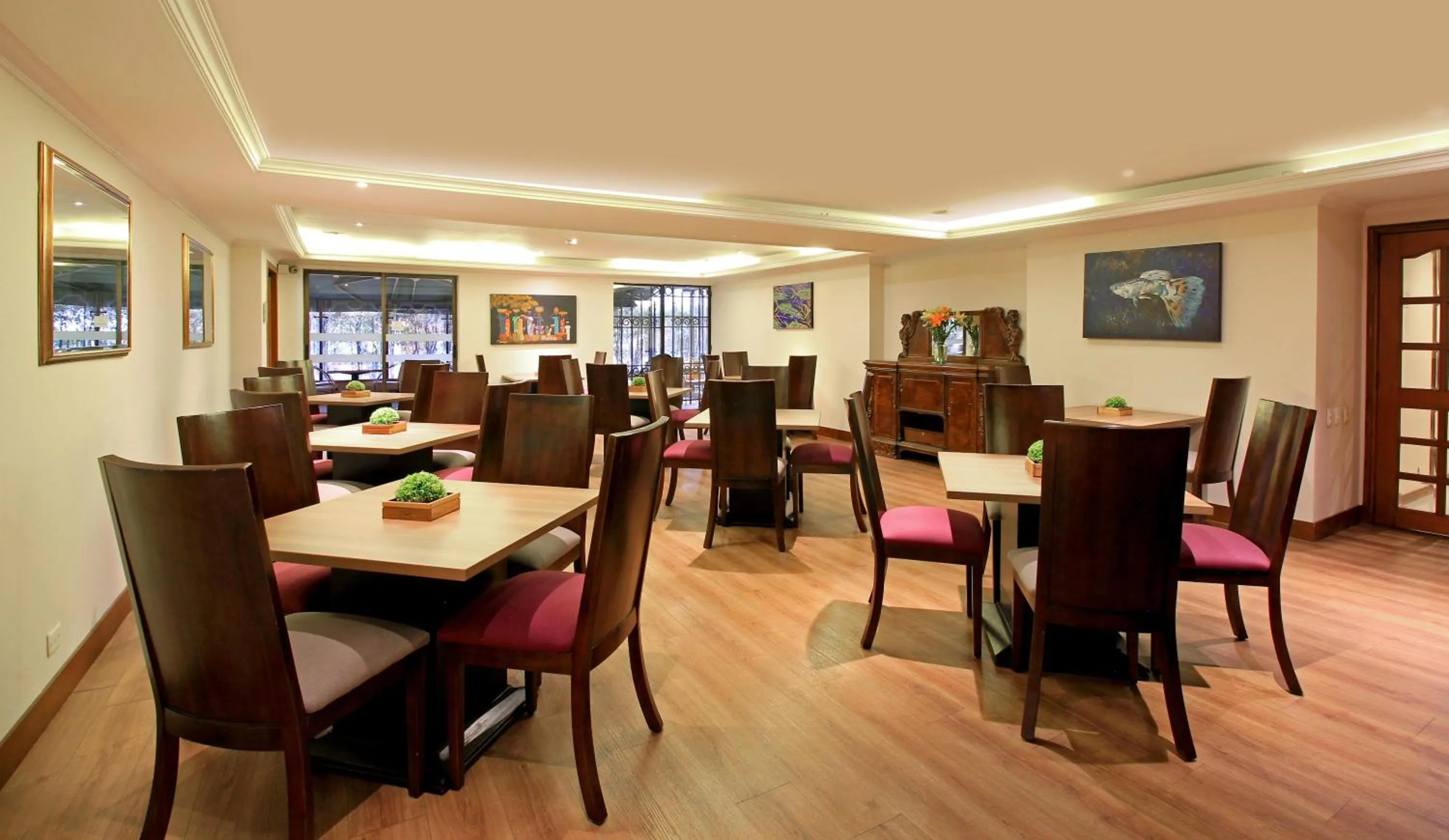 Restaurant/places to eat in Hotel Windsor House Inn By GEH Suites