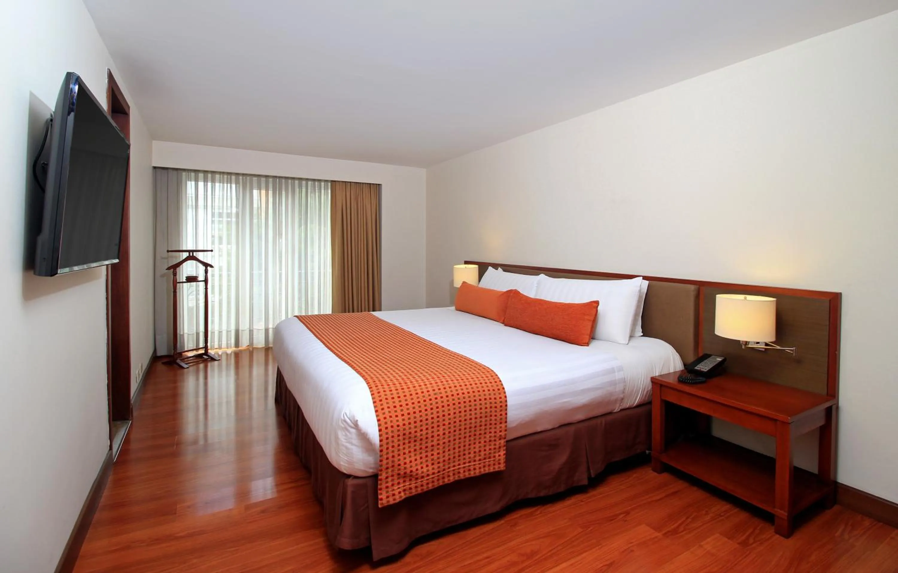 Bed in Hotel Windsor House Inn By GEH Suites