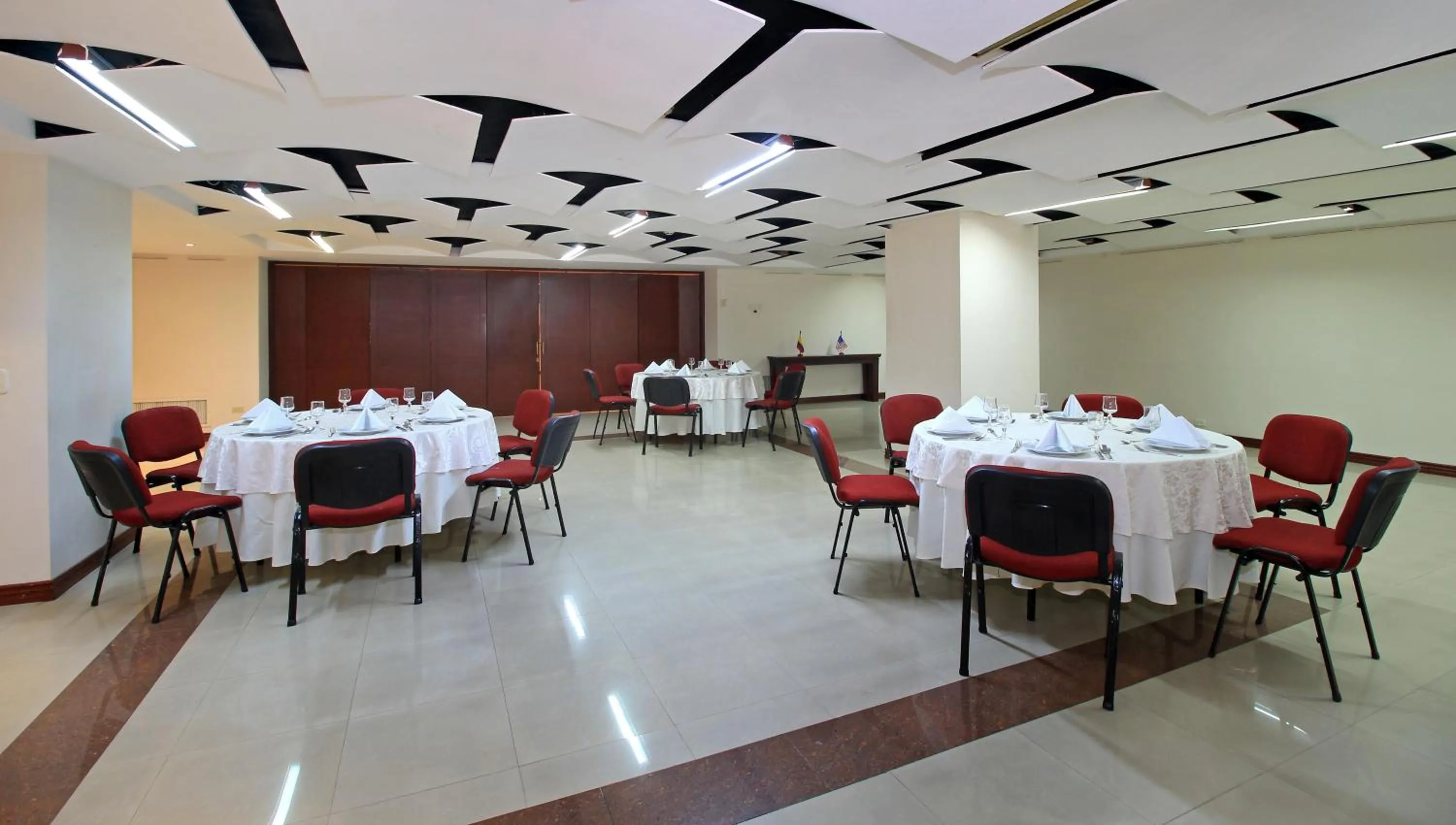 Business facilities in Hotel Windsor House Inn By GEH Suites