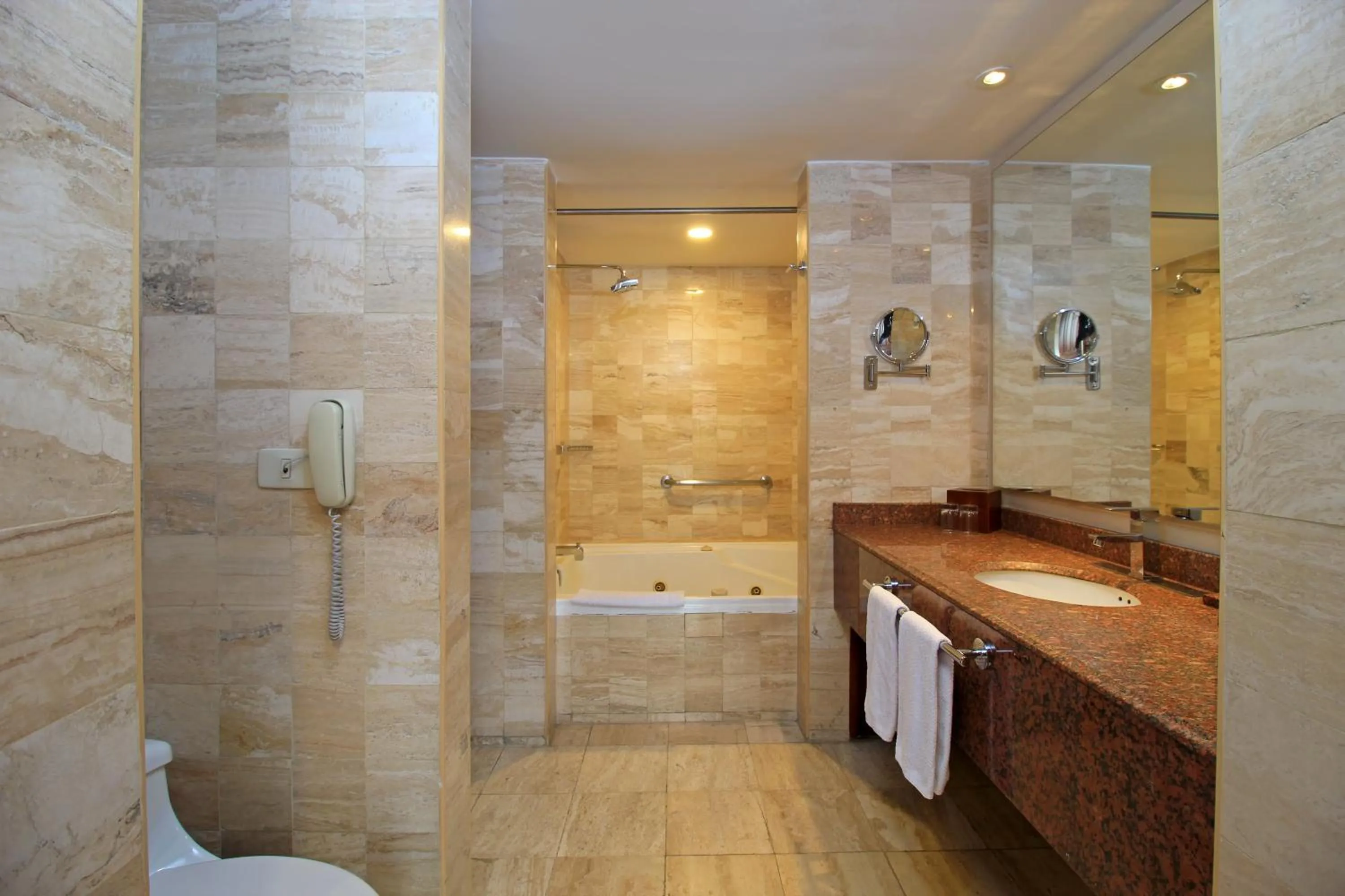 Toilet in Hotel Windsor House Inn By GEH Suites