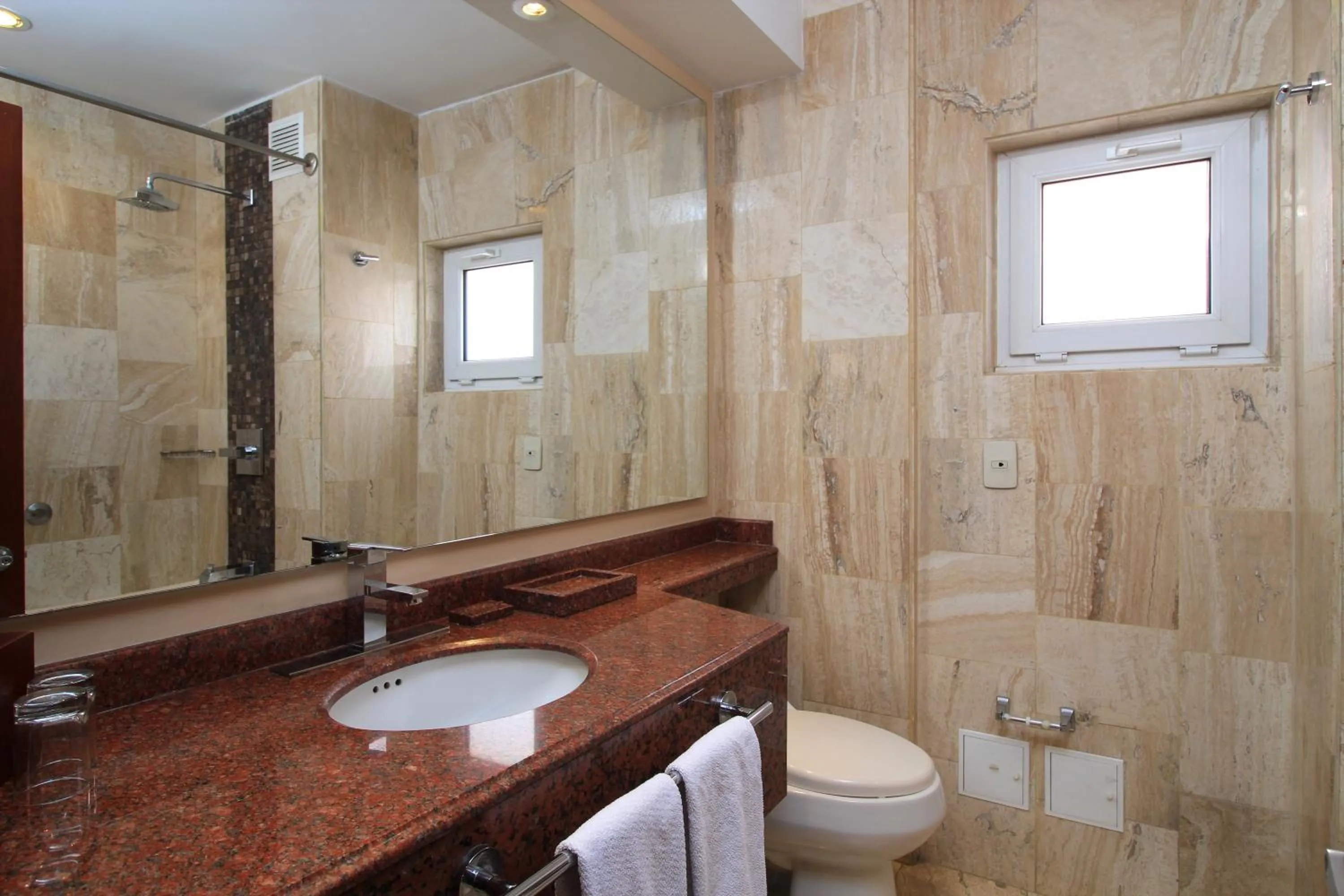 Toilet in Hotel Windsor House Inn By GEH Suites