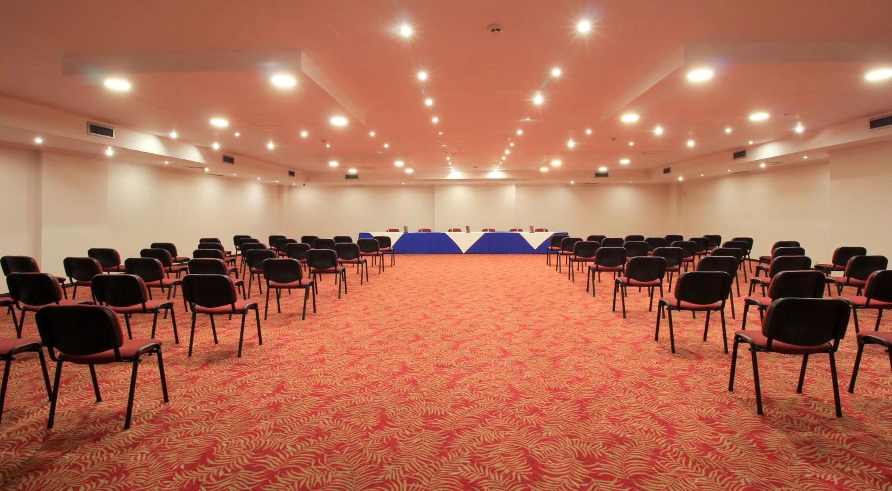 Business facilities in Hotel Windsor House Inn By GEH Suites