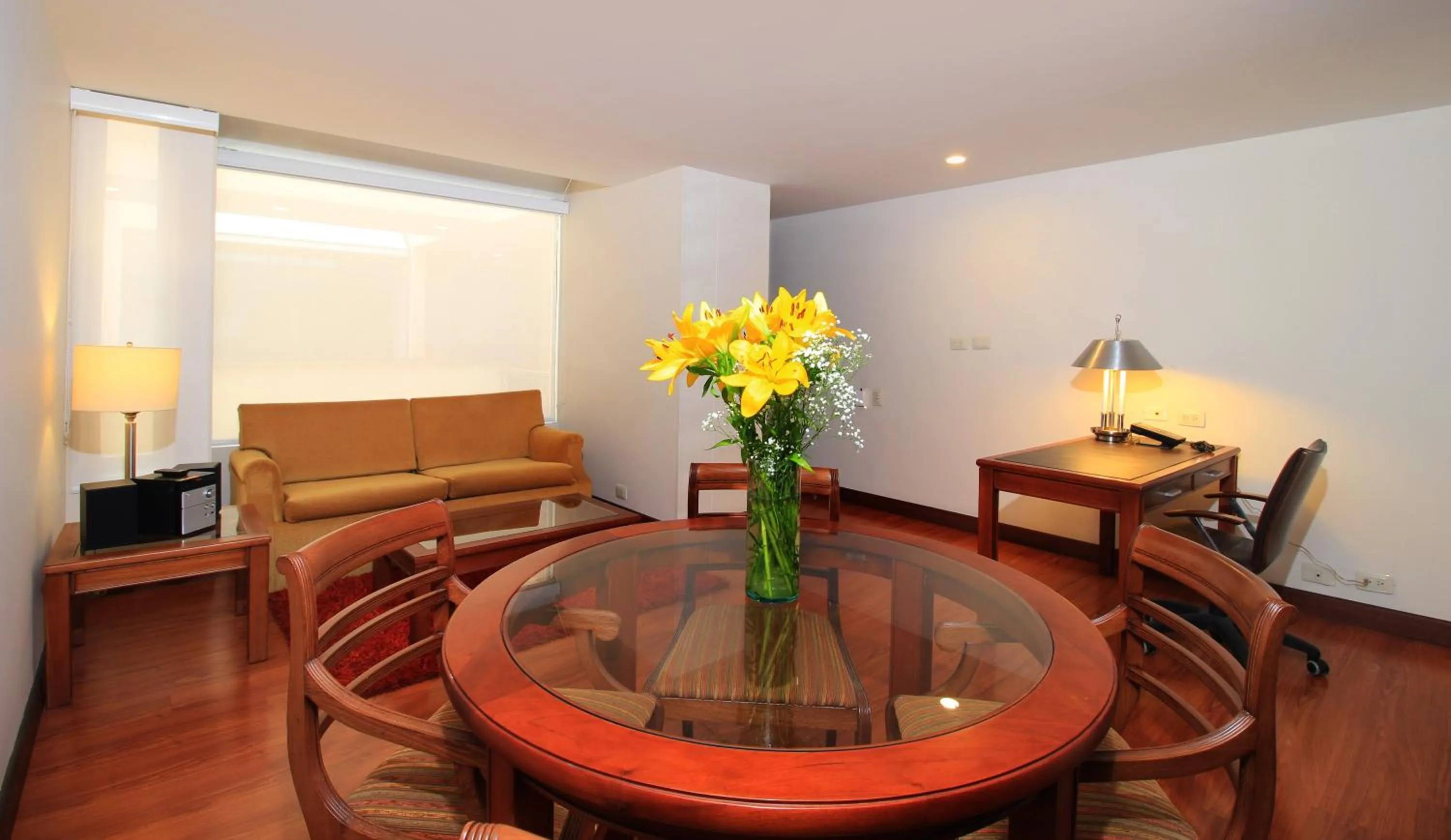 Living room in Hotel Windsor House Inn By GEH Suites