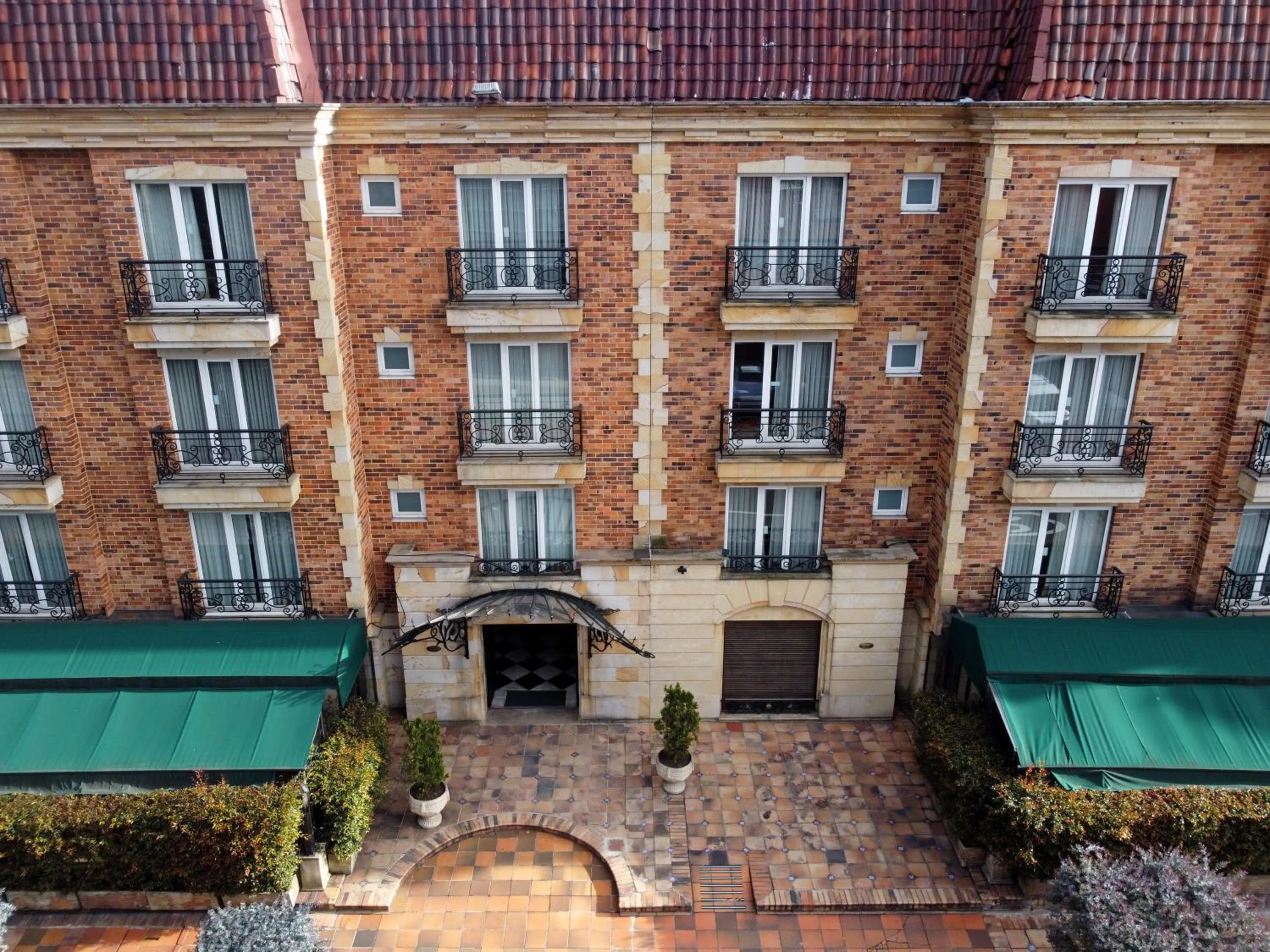 Facade/entrance in Hotel Windsor House Inn By GEH Suites