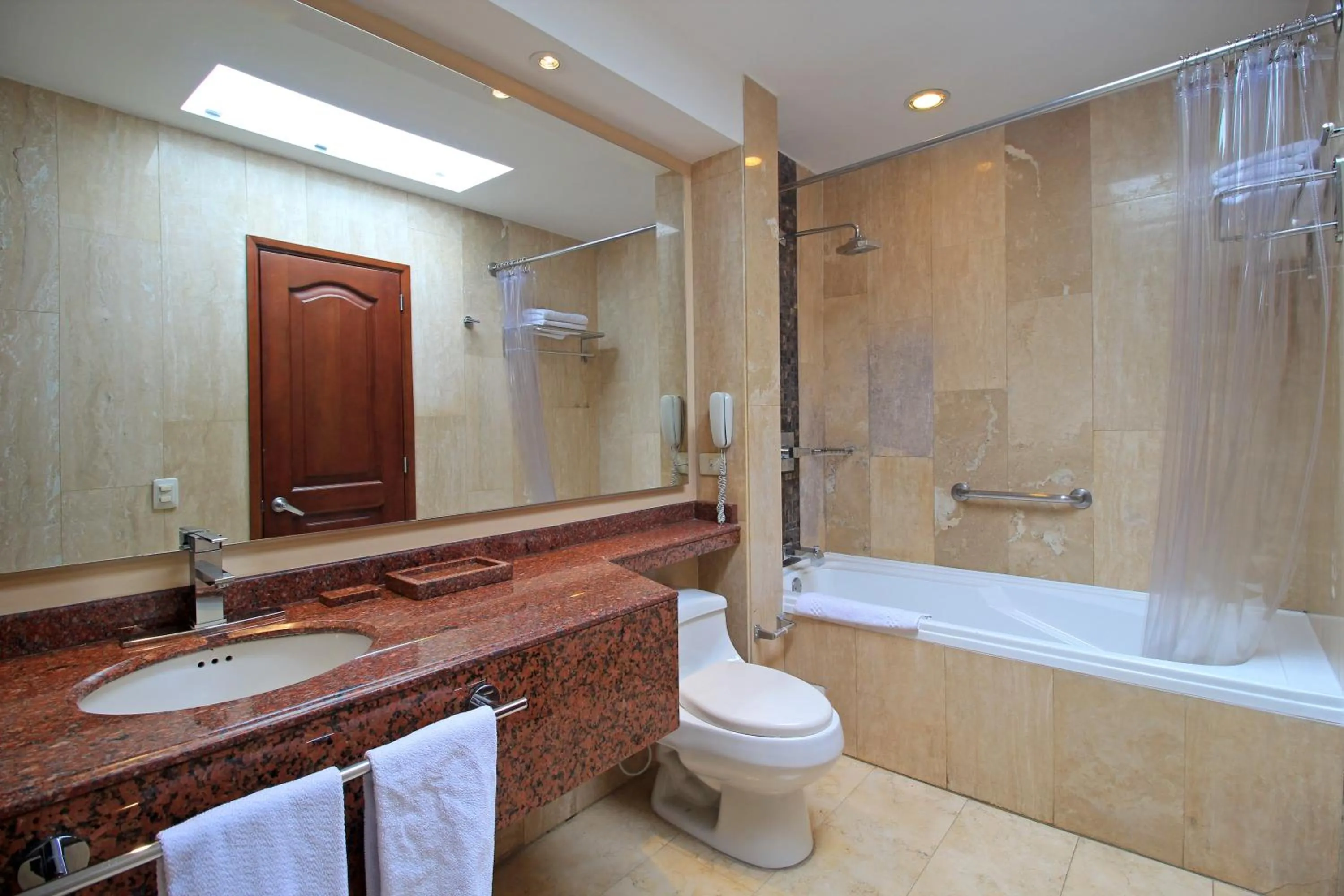 Toilet in Hotel Windsor House Inn By GEH Suites