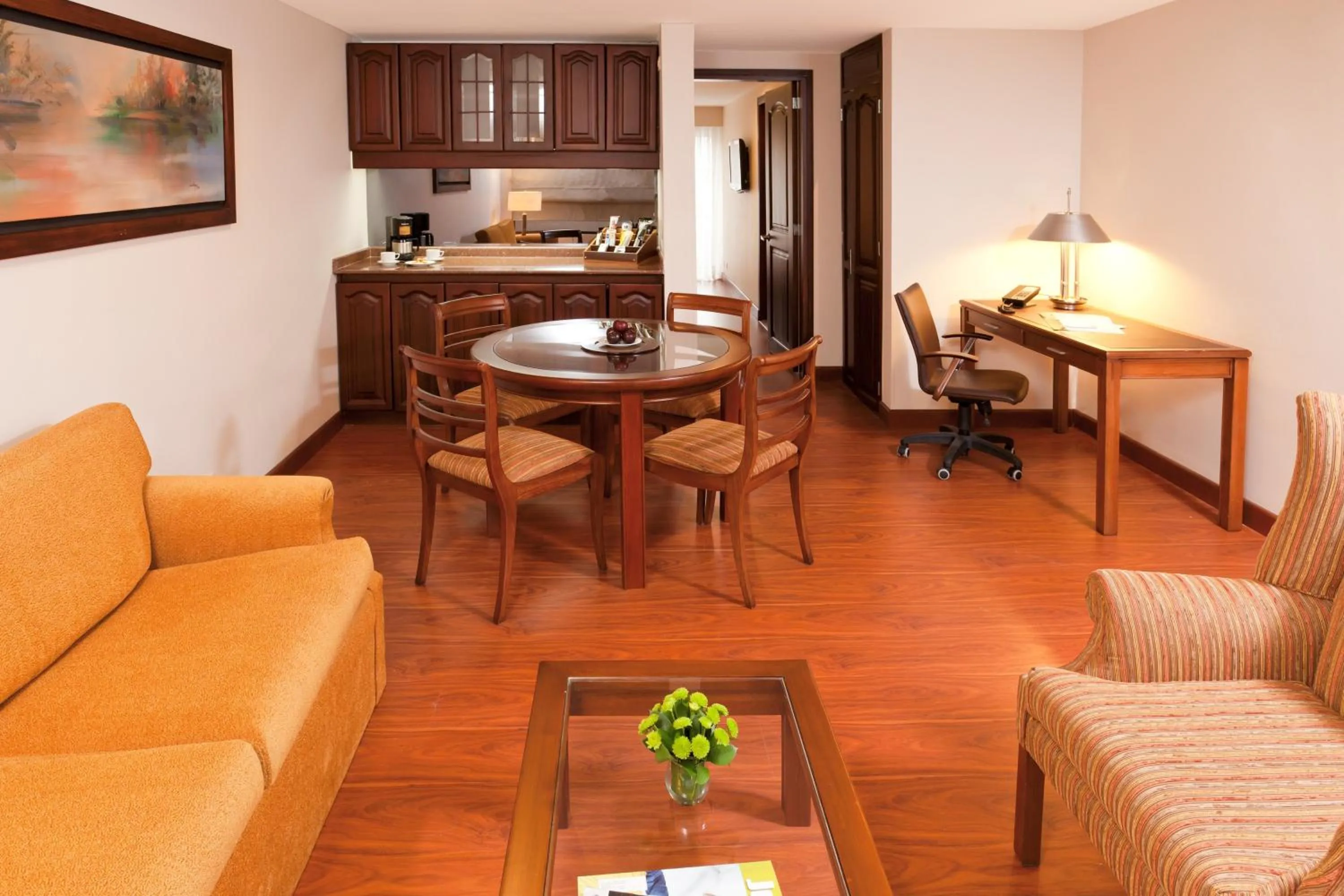 Seating area in Hotel Windsor House Inn By GEH Suites