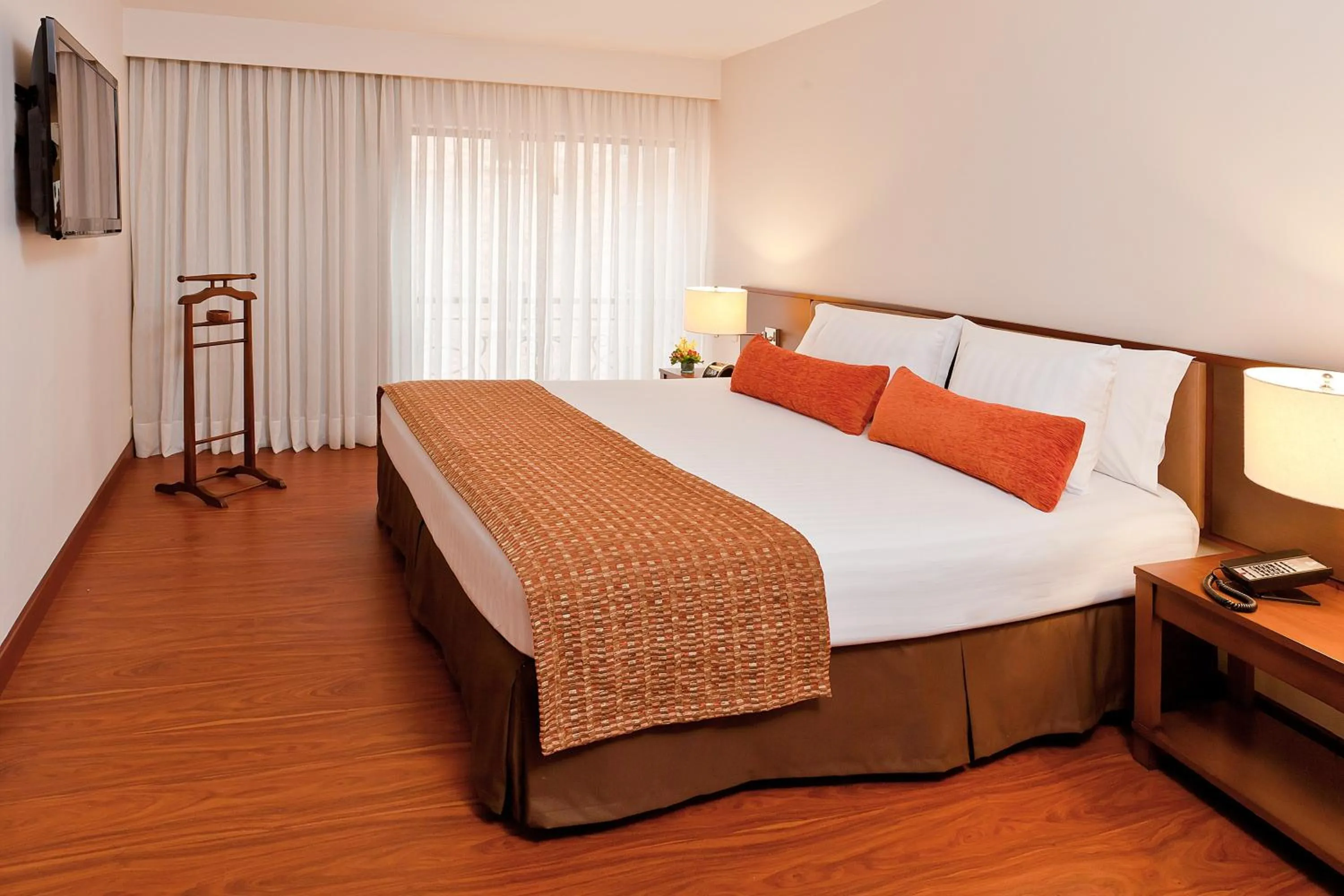 Bed in Hotel Windsor House Inn By GEH Suites