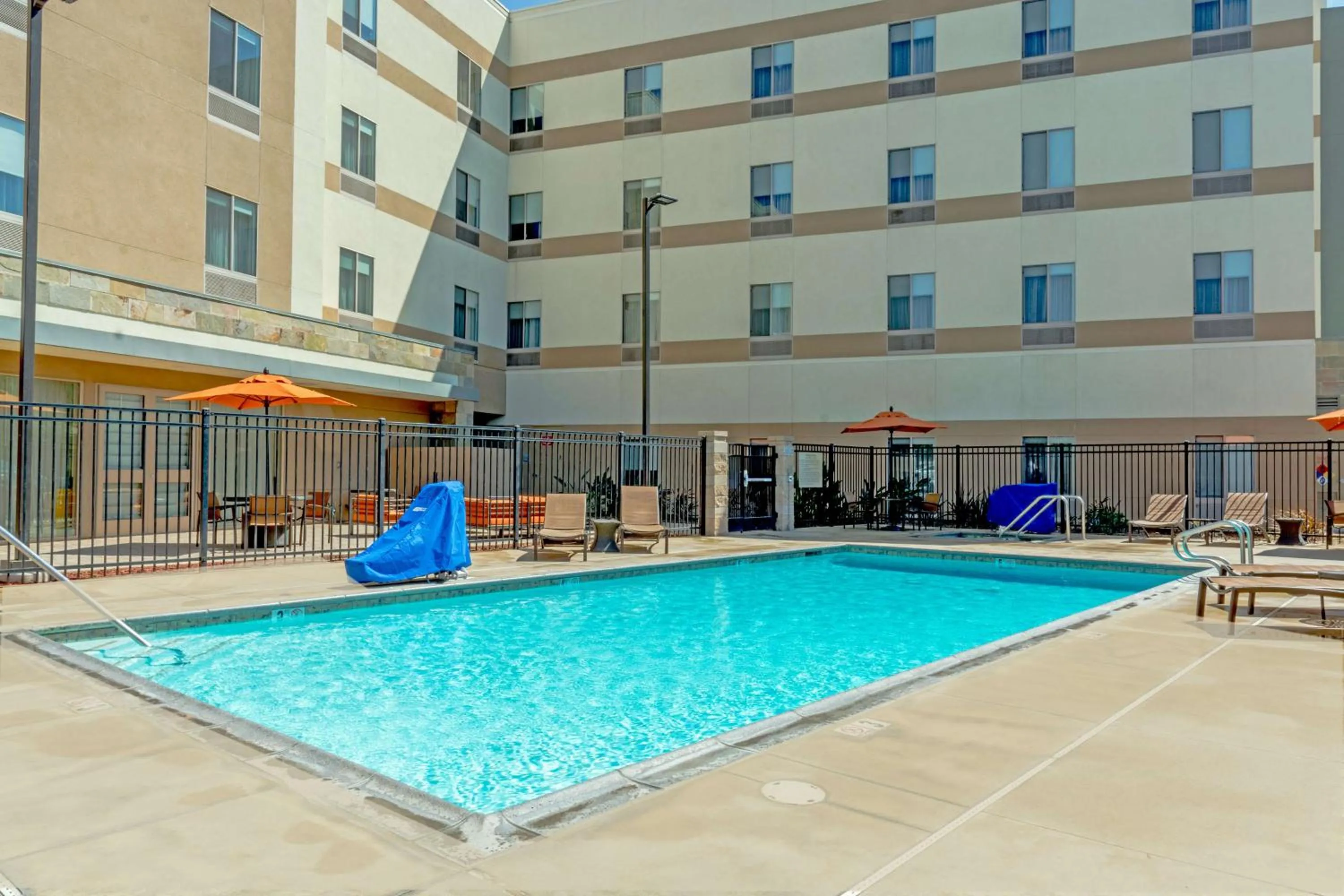 Pool view in Hampton Inn & Suites Riverside/Corona East