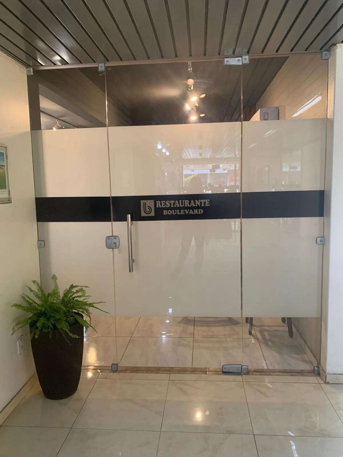 Restaurant/places to eat in Boulevard Park Hotel