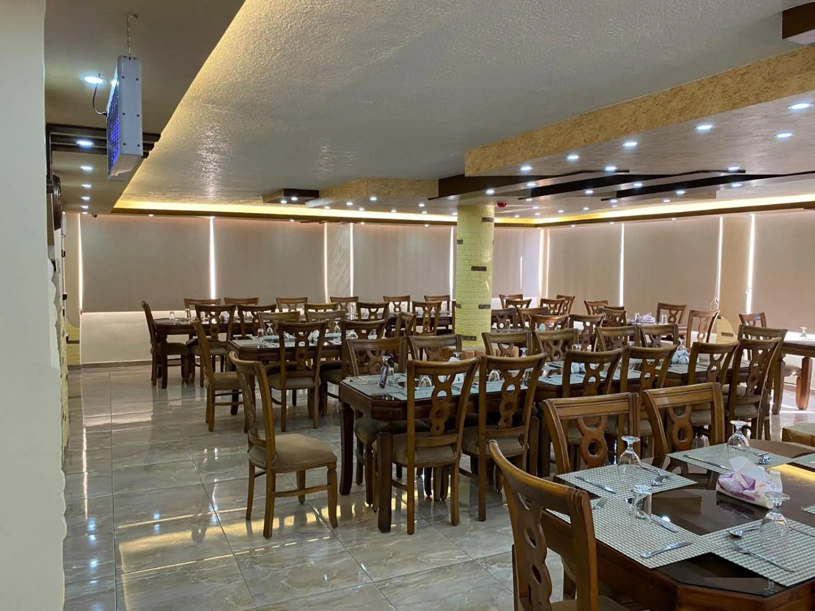 Restaurant/places to eat in Sunset Hotel