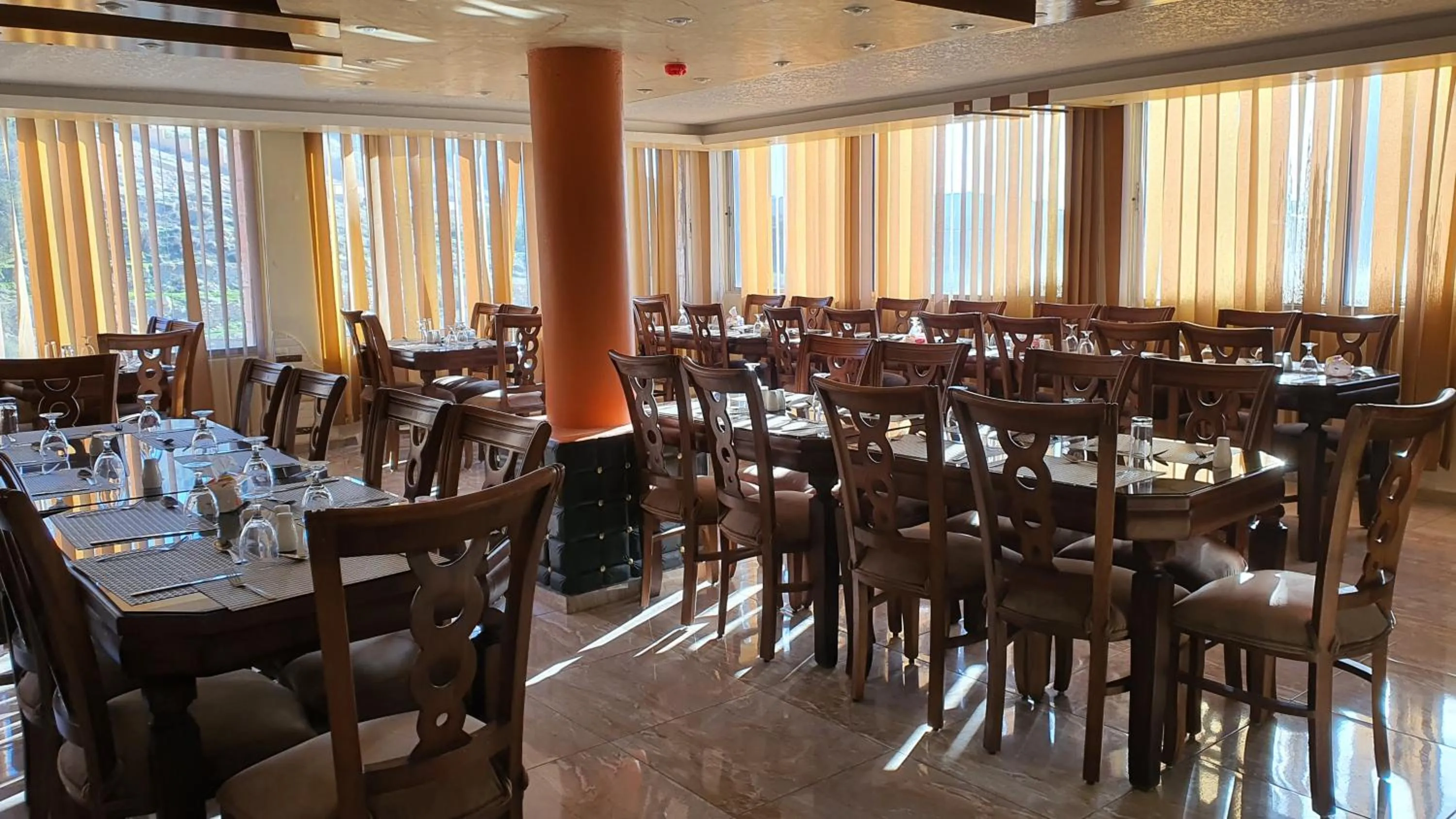 Restaurant/places to eat in Sunset Hotel